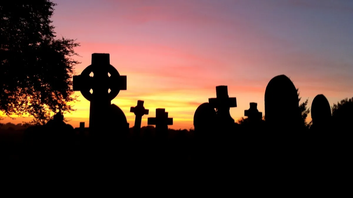 Photo showing: September dusk; Menheniot cemetery