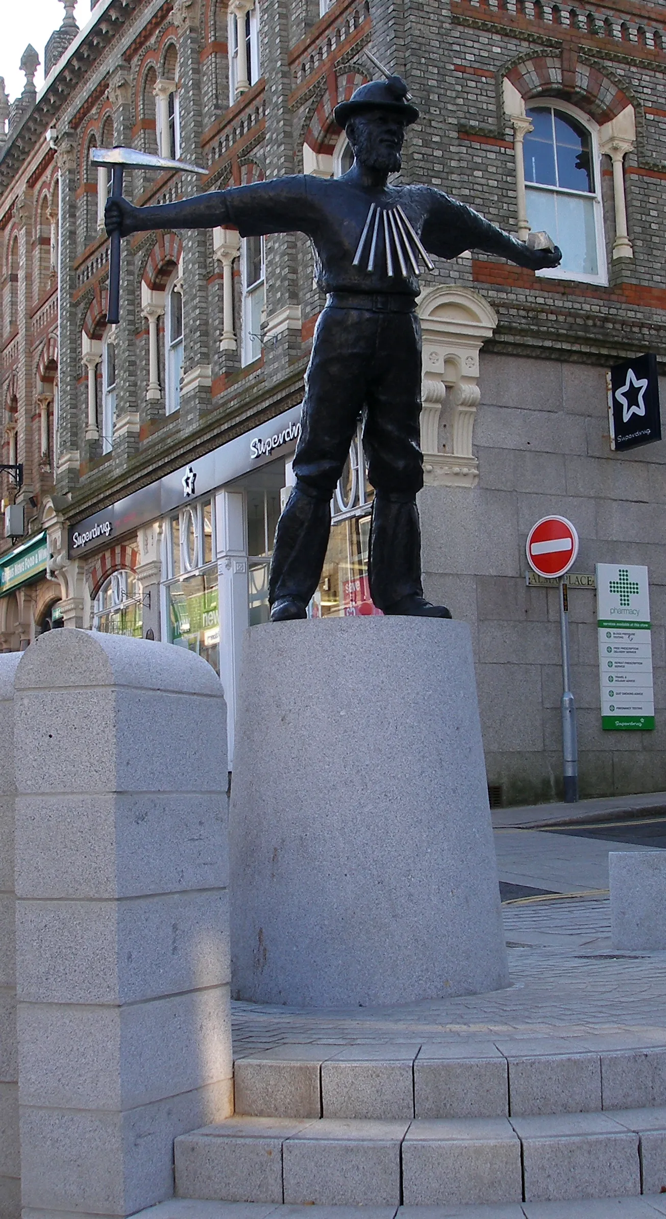 Photo showing: The Tin Miner statue in Redruth, England.