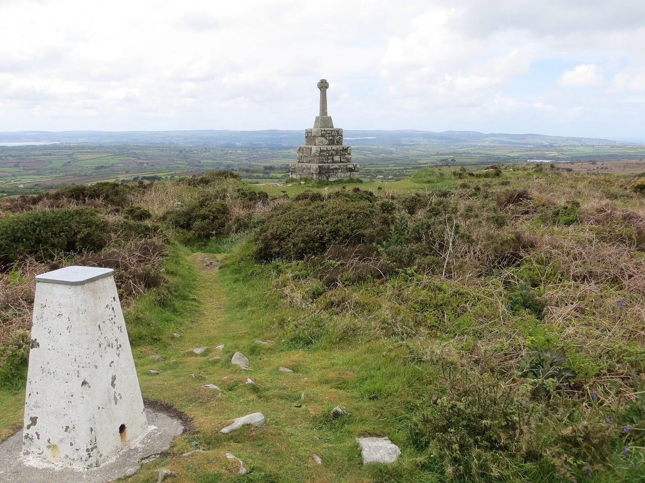 Photo showing: View of Ashton War Memorial from Tregonning Hill Triangulation Pillar