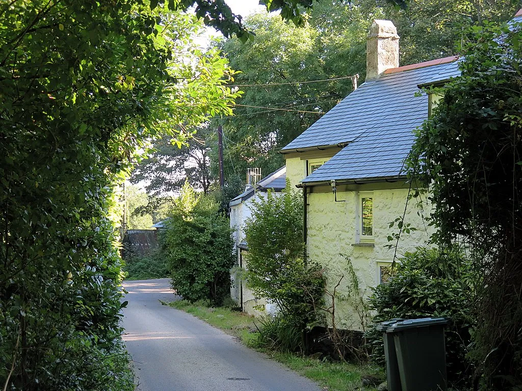 Photo showing: Minor road near Bottoms