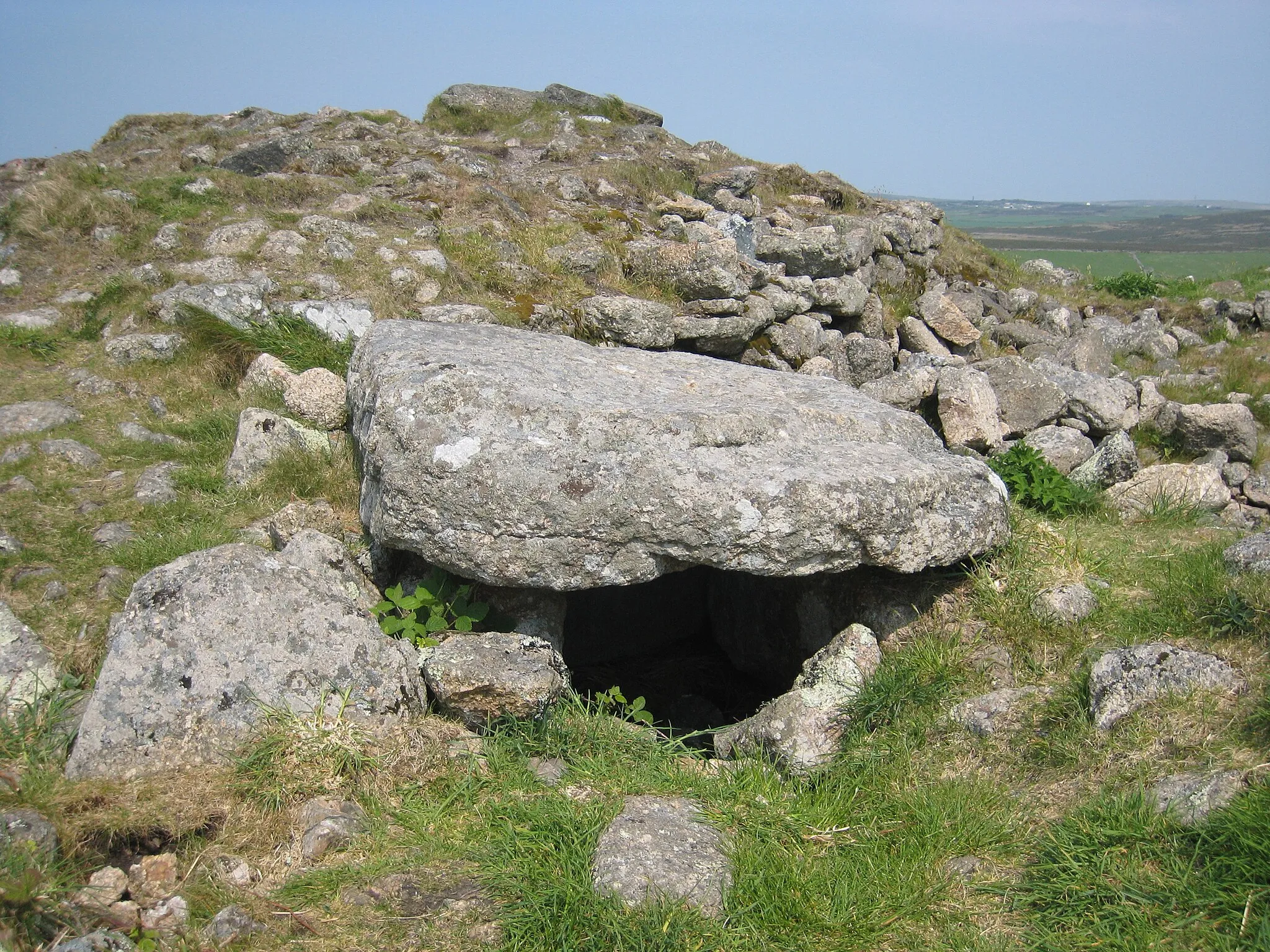 Photo showing: Chambered tomb on top of Chapel Carn Brea