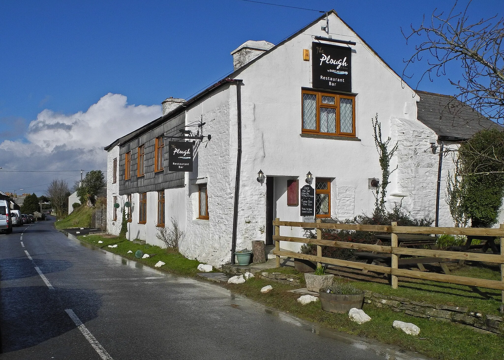 Photo showing: The Plough at Duloe on the B3254