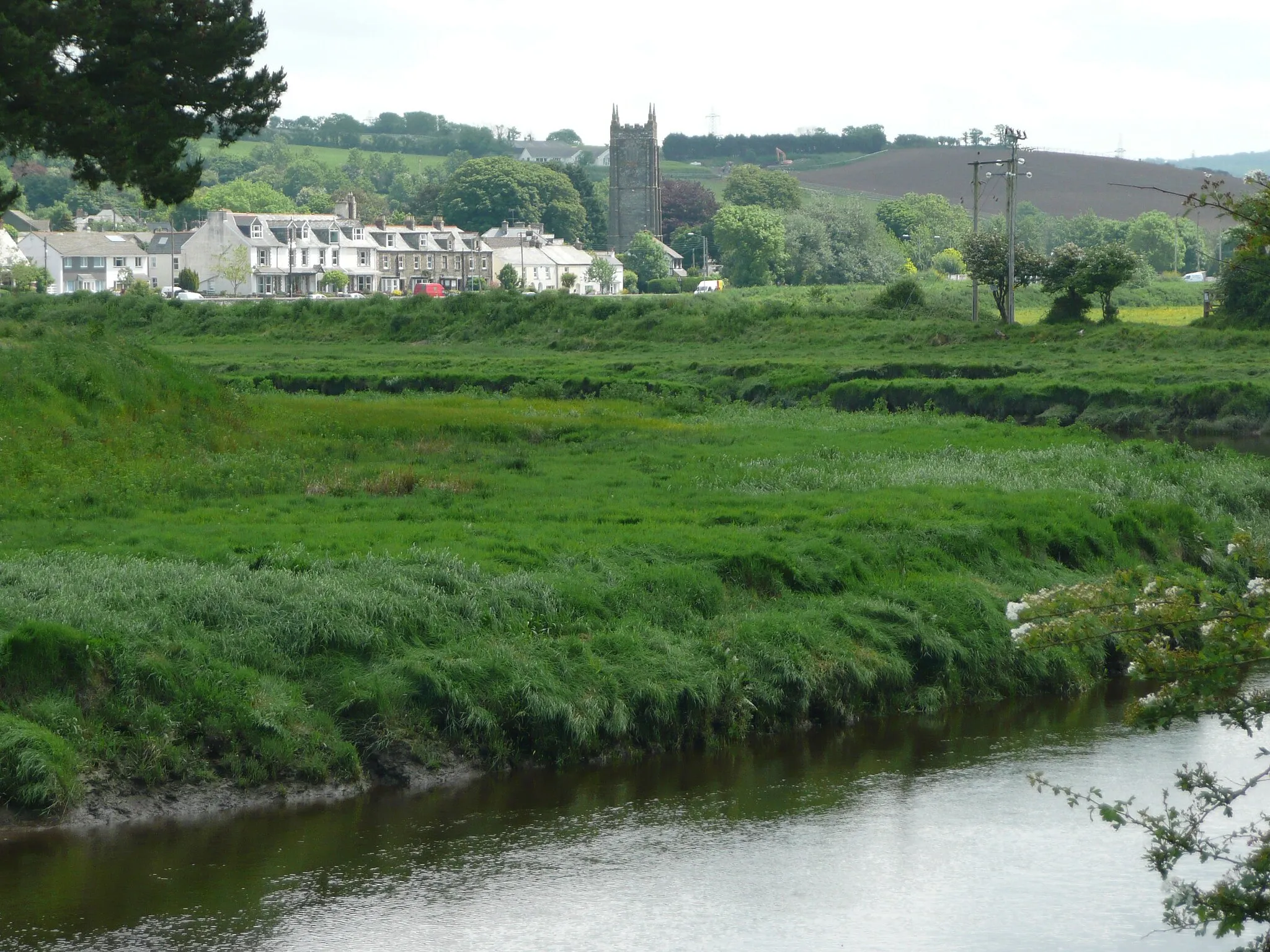 Photo showing: The church of St Mary in Egloshayle, Cornwall, England as seen across the River Camel from Guineaport, Wadebridge. The River Camel is considered to be tidal as far as St Mary's, which is also where the River Allen joins the River Camel.