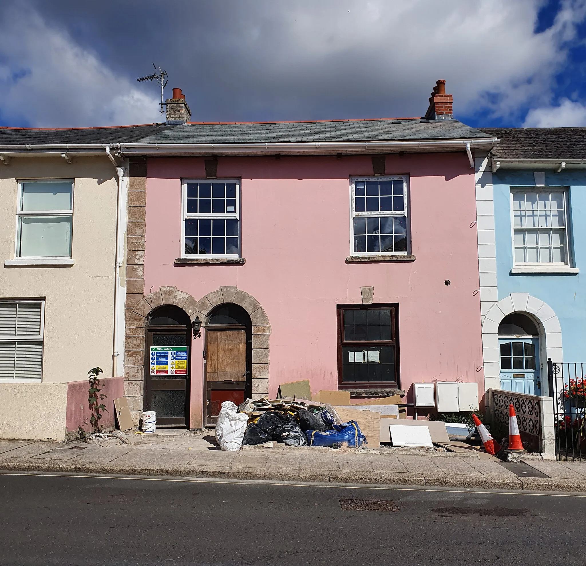 Photo showing: Pink house, Ferris Town, Truro, Cornwall - August 2022