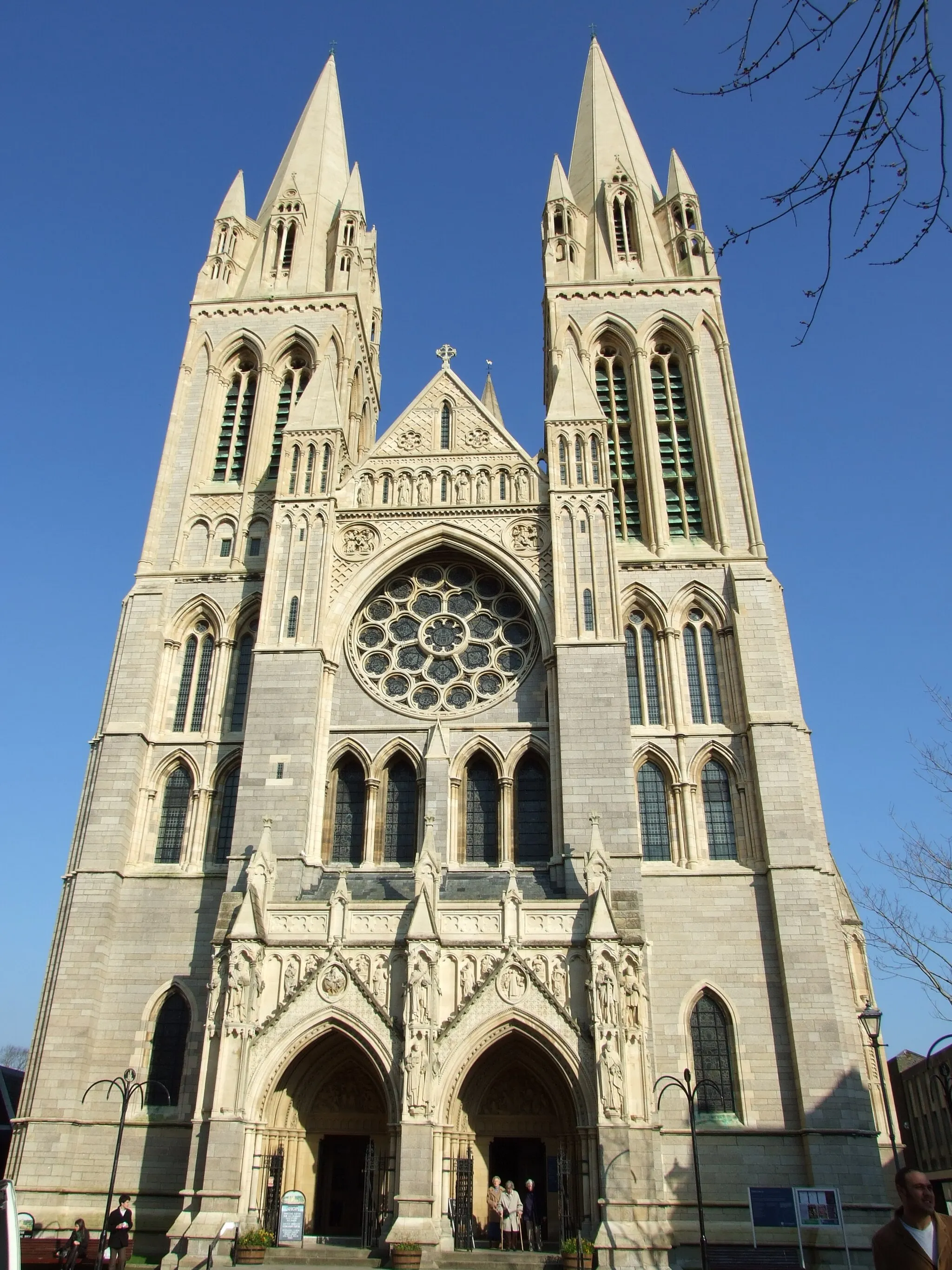 Photo showing: Looking up at Truro Cathedral from High Cross, Truro, Cornwall, UK.