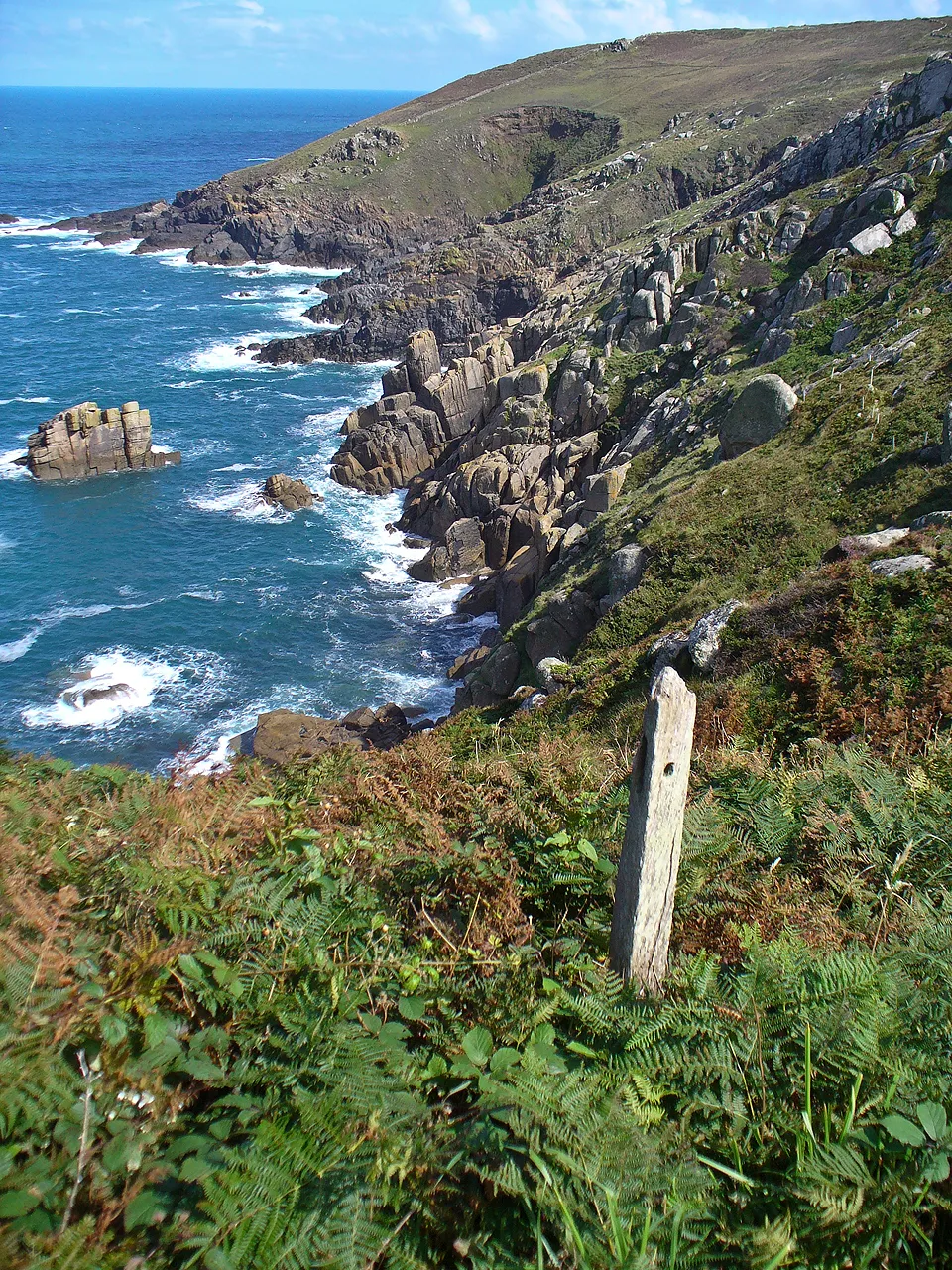 Photo showing: Waymark above Wicca Pool looking towards Mussel Point