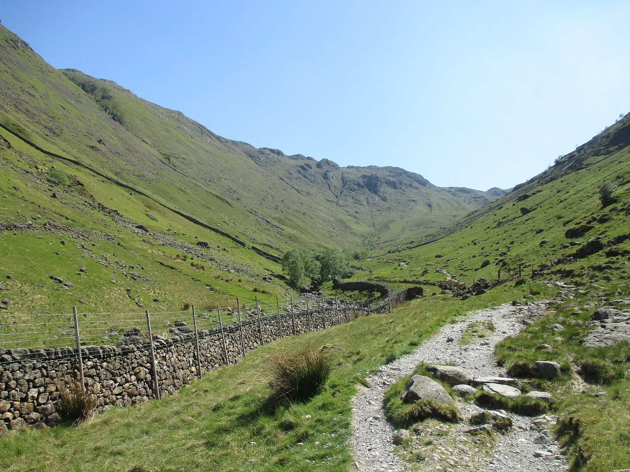 Photo showing: Looking south up the valley of Grains Gill in Borrowdale, Cumbria, from Stockley Bridge, three-quarters of a mile south of Seathwaite..