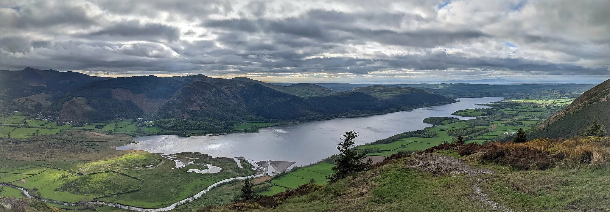 Photo showing: Panoramic view of Bassenthwaite Lake from the summit of Dodd