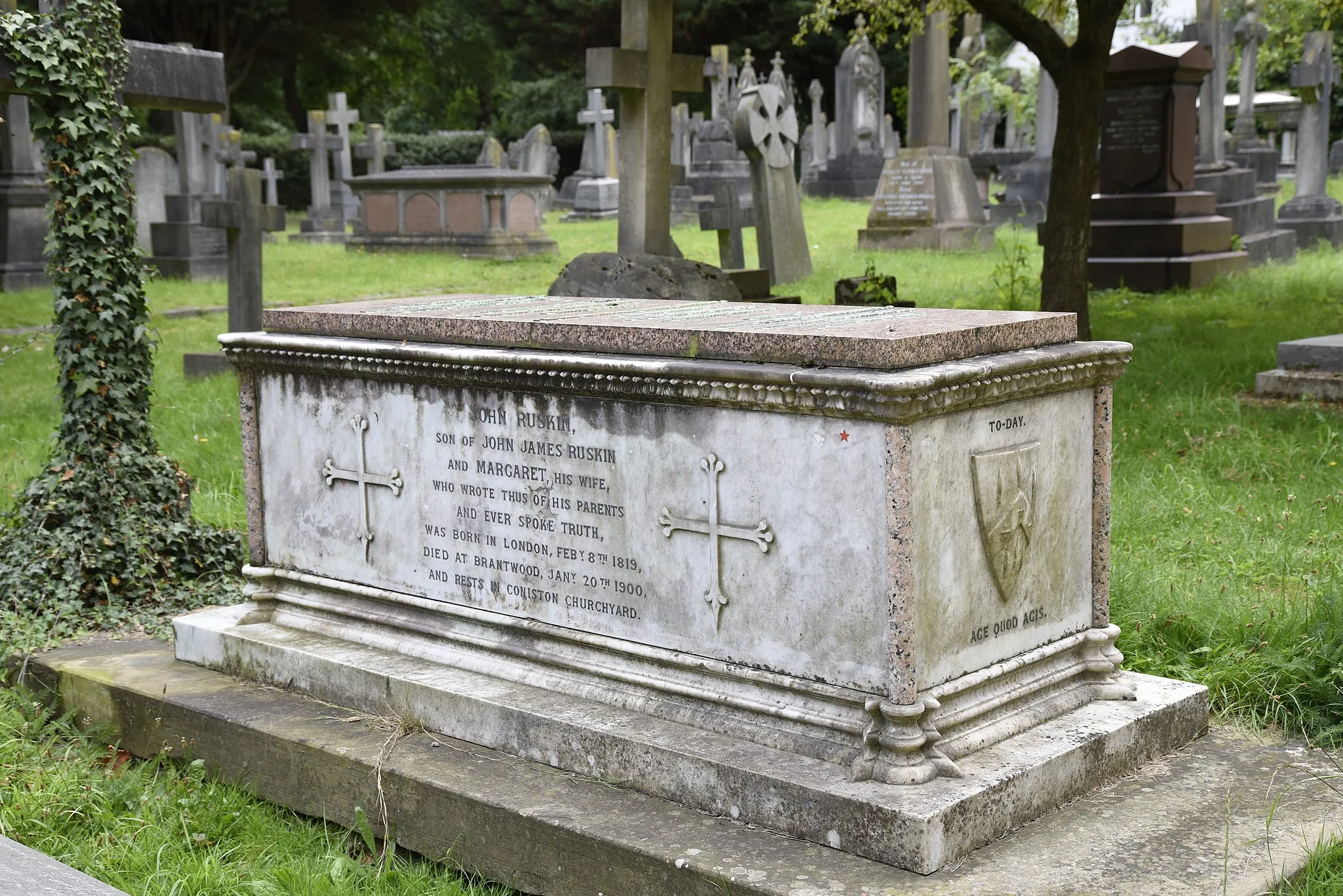 Photo showing: The grave of John James Ruskin in the churchyard of St John the Evangelist, Shirley, Croydon