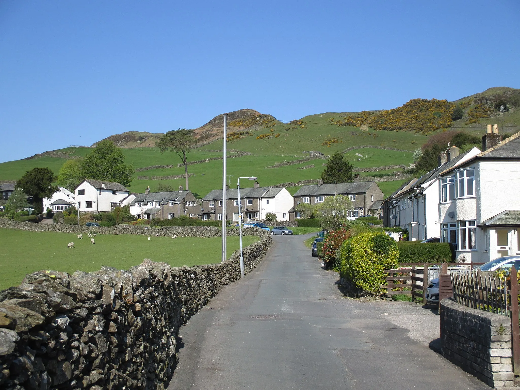 Photo showing: School Lane, Staveley, Cumbria, leading to Brow Lane.  Reston Scar is in the background.