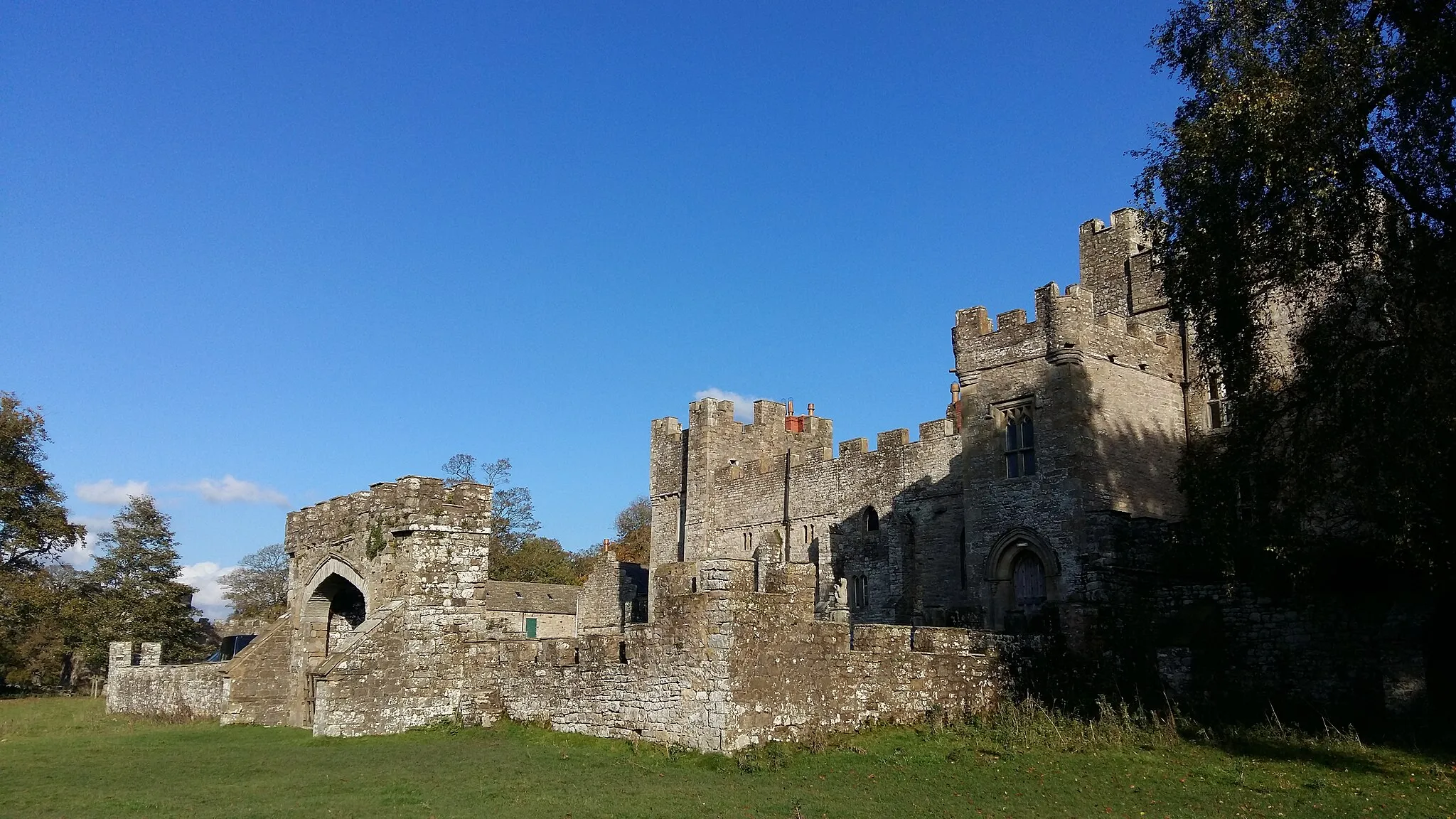 Photo showing: Featherstone Castle, a Grade I listed building, is a large Gothic style country mansion situated on the bank of the River South Tyne about 3 miles (5 km) southwest of the town of Haltwhistle in Northumberland, England (grid reference NY674610).