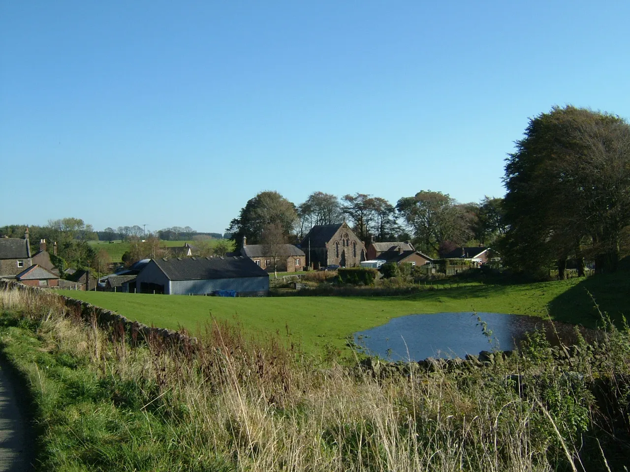 Photo showing: Hallbankgate a village in Cumbria on the A689 Brampton to Alston road. It is village with a mining tradition on the former 'Lord Carlisle's 1775 railway'.

A wet field with a Methodist chapel behind