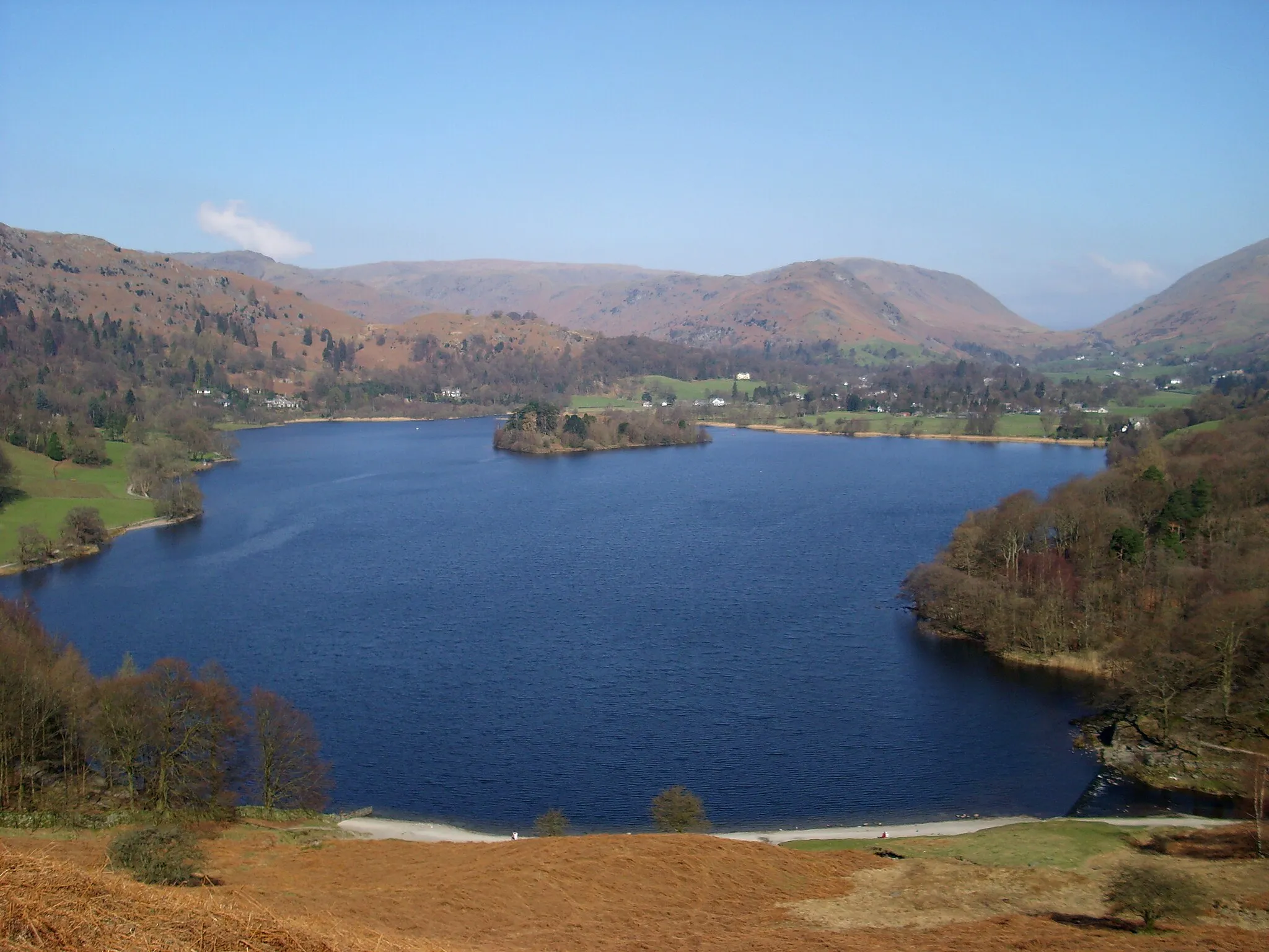 Photo showing: Grasmere Lake viewed from Lougrigg Terrace in April 2007. This lake is located in Cumbria, England.