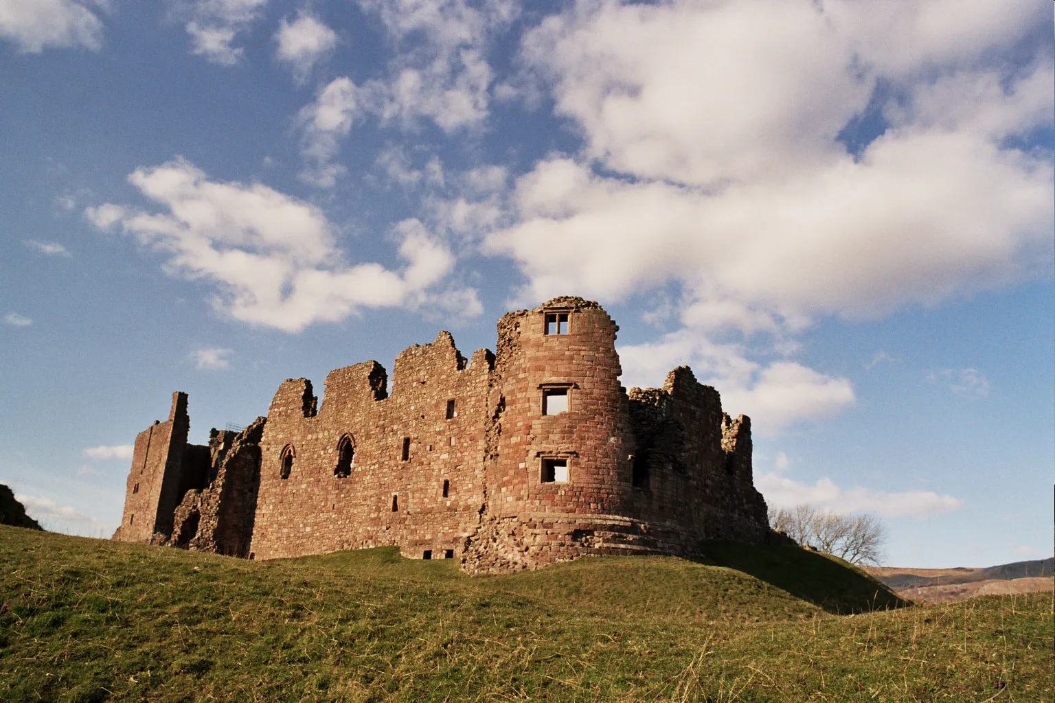 Photo showing: Brough Castle, in Brough, Cumbria, England. View from the south east with Clifford's Tower in the foreground, and the keep on the left.
