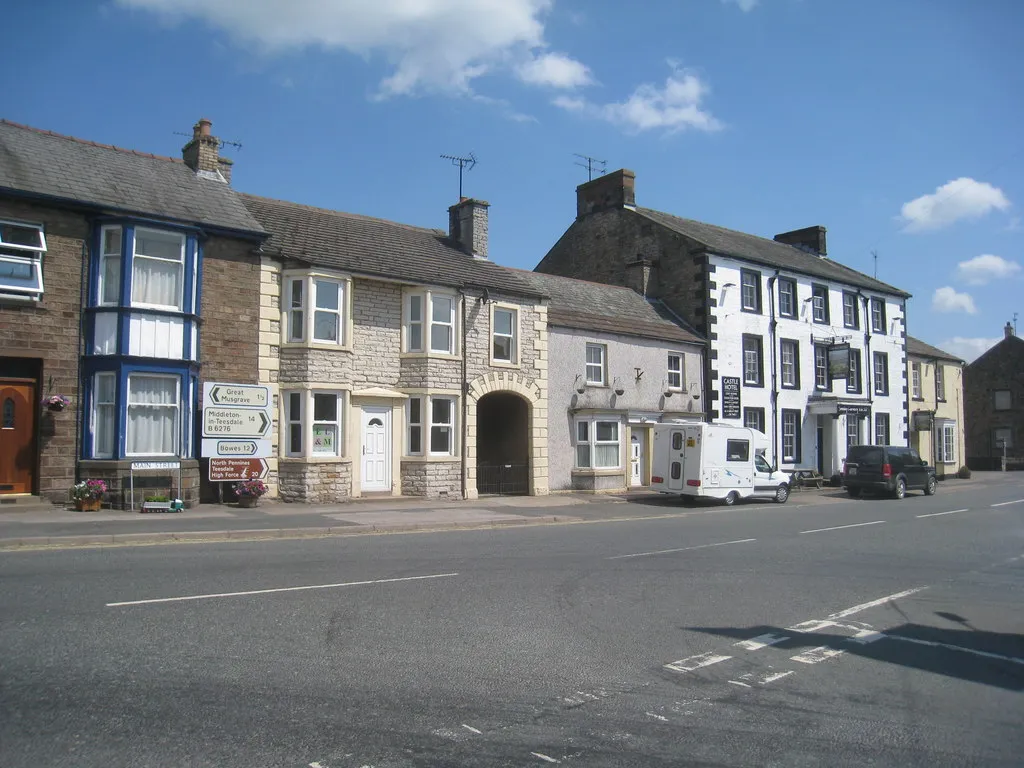 Photo showing: High Street and the Castle Hotel