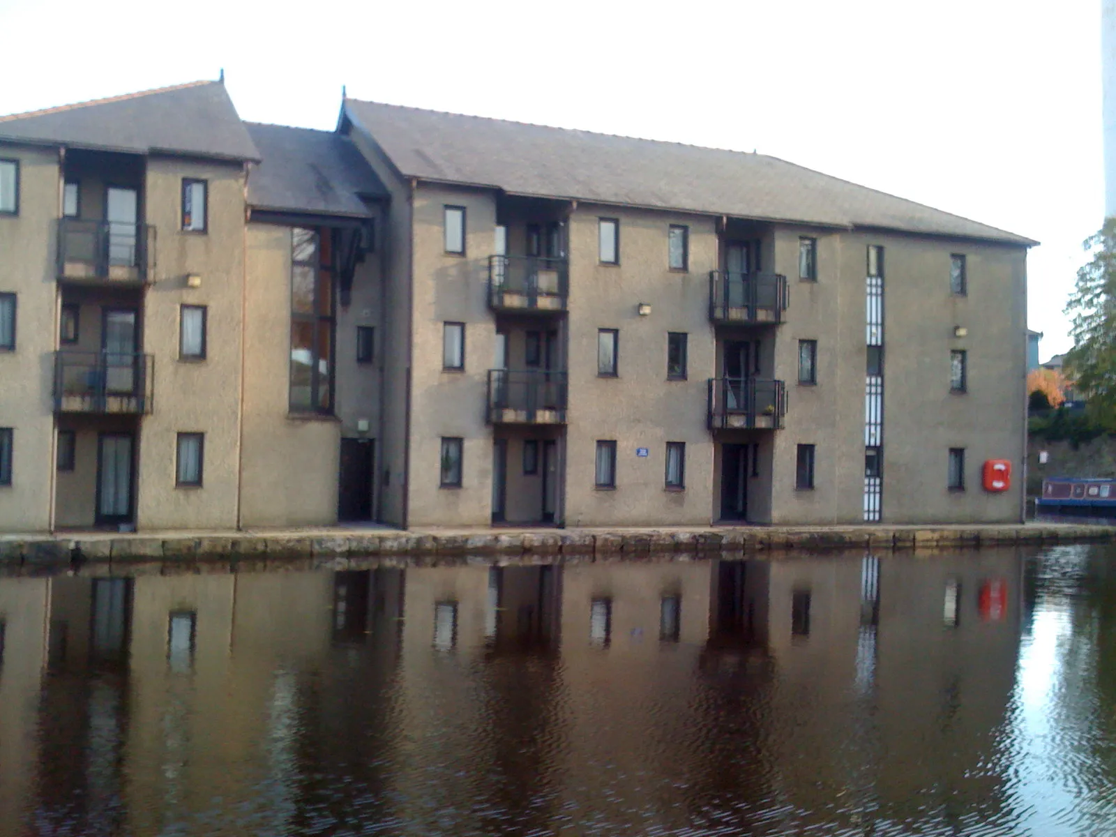 Photo showing: Chancellors Wharf a Lancaster University property on Aldcliffe Road, Lancaster