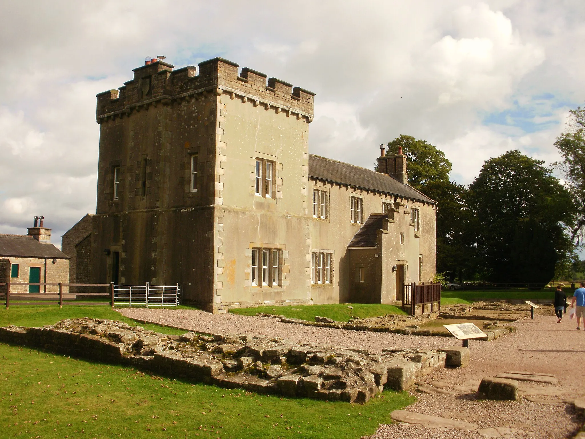 Photo showing: The 19th century building at Birdoswald Roman Fort, along Hadrian's Wall in Northumberland, northern England.