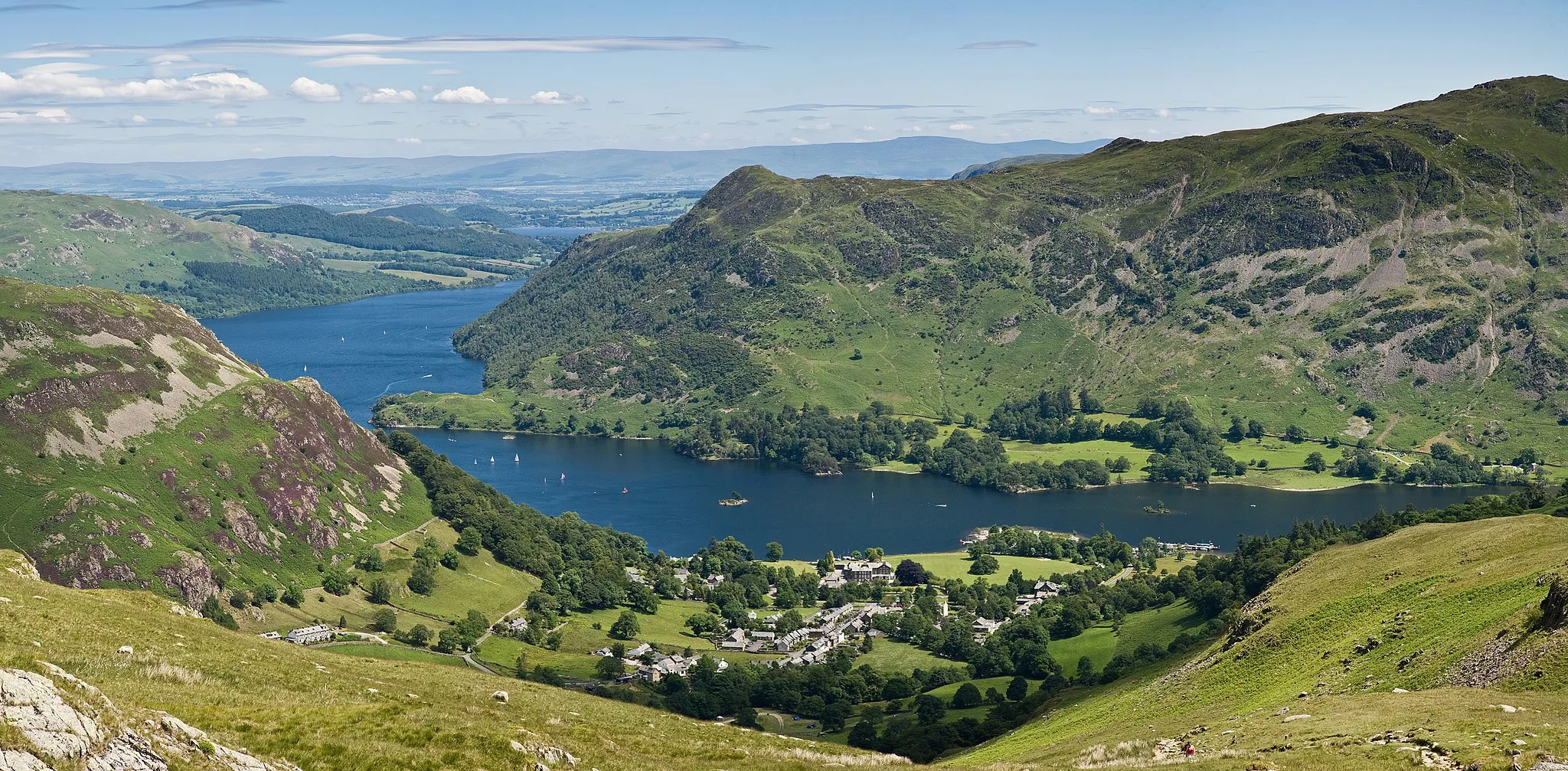 Photo showing: The village of Glenridding and Ullswater in the Lake District, Cumbria, England. This view is looking east from the hills at the start of the ascent to Helvellyn.