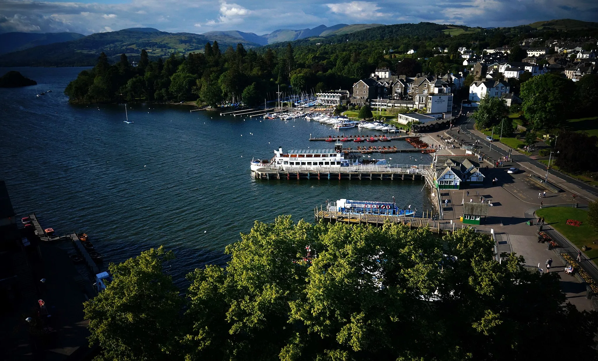 Photo showing: Looking northwards over Windermere.