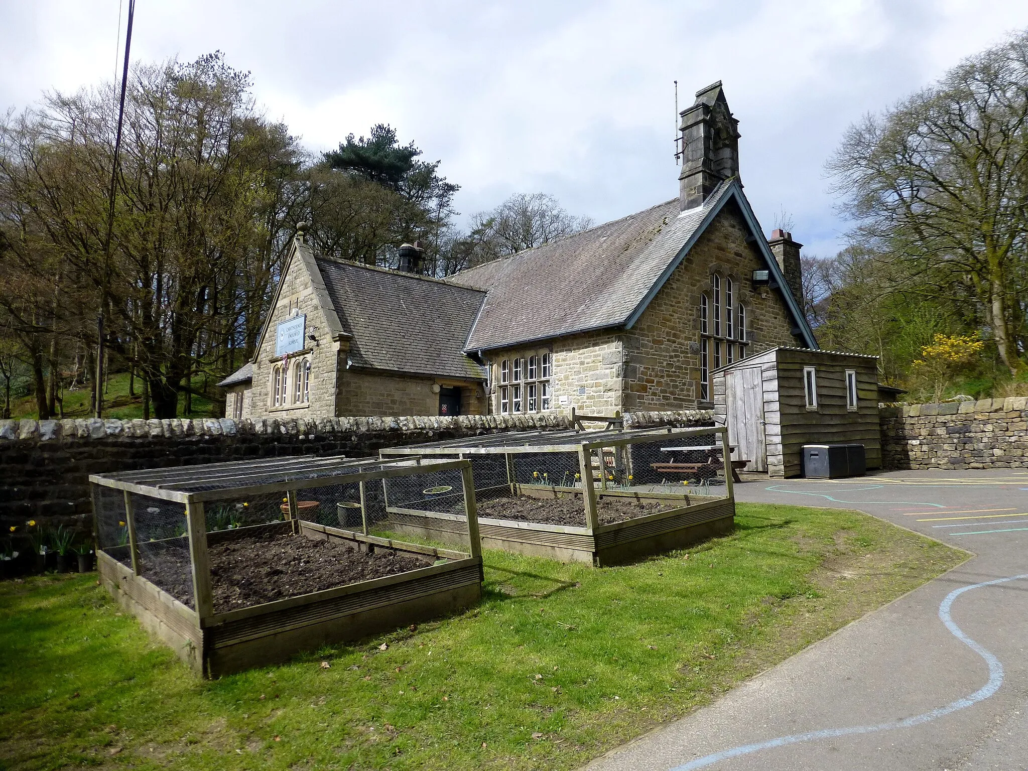 Photo showing: Photograph of Cawthorne Endowed School, Abbeystead, Lancashire