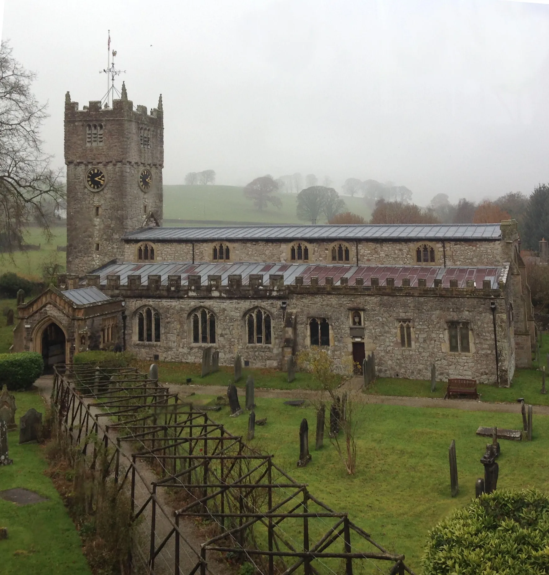 Photo showing: South view of Beetham church