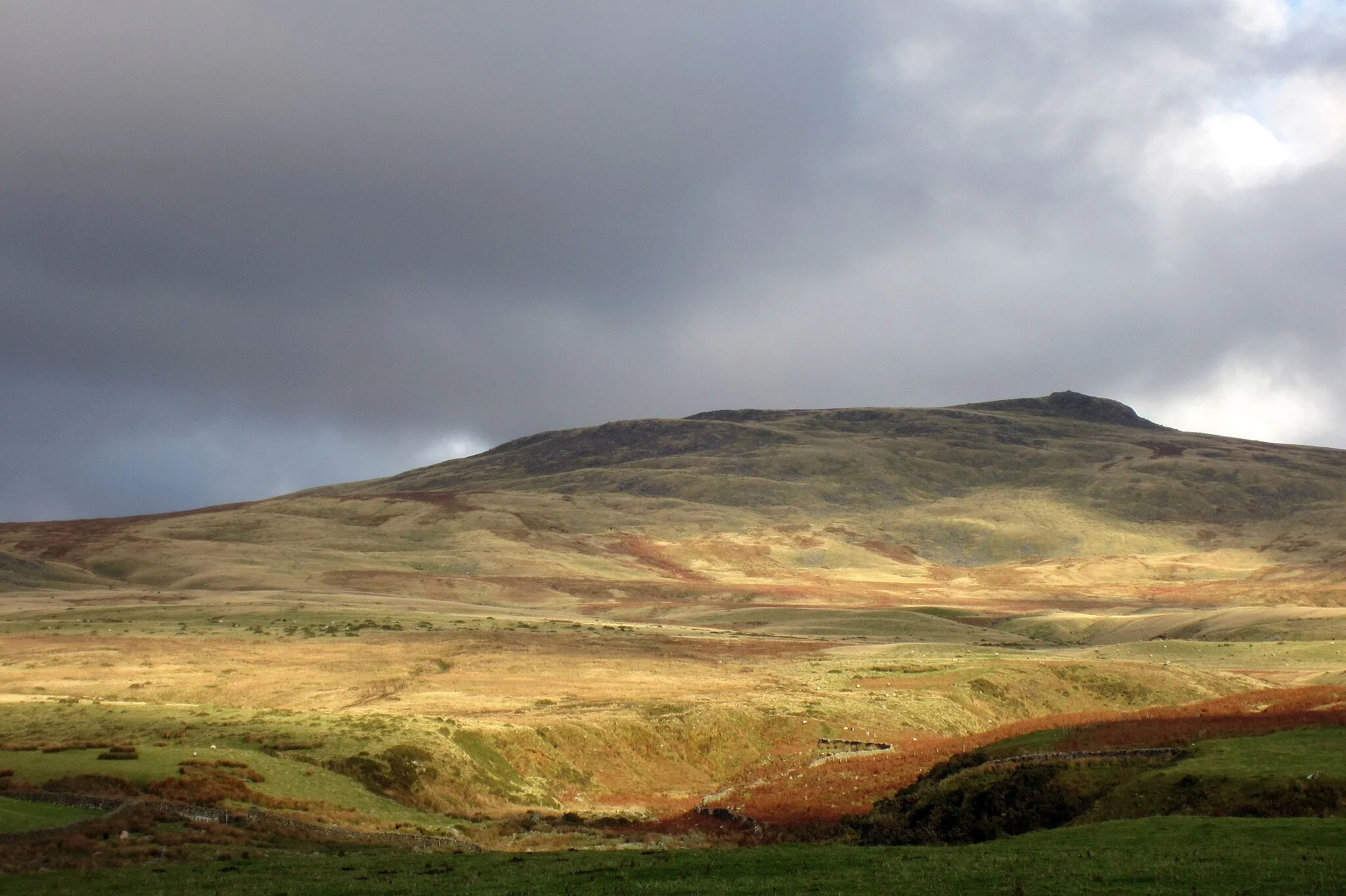 Photo showing: Crags on Corney Fell