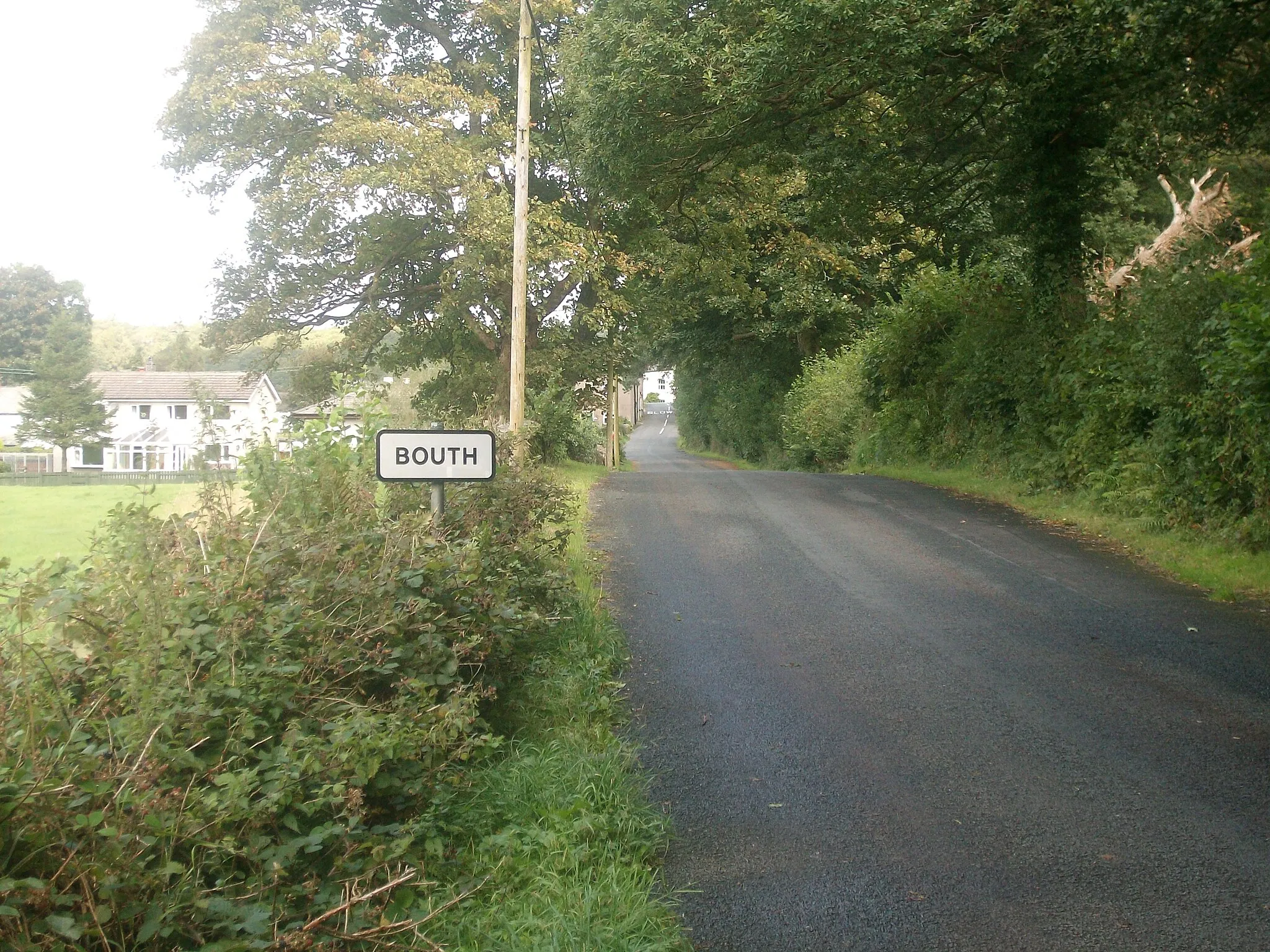 Photo showing: Road entering Bouth from the south-east