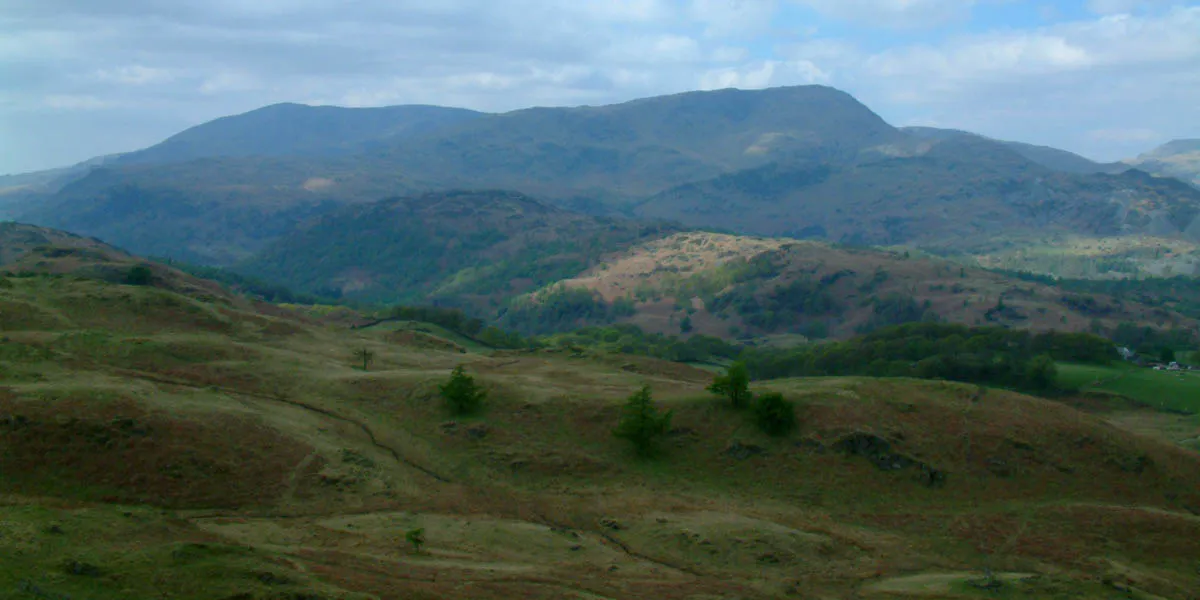 Photo showing: Holme Fell from Black Fell, with the Coniston fells behind
Photograph by Stephen Dawson, 19 April 2003.