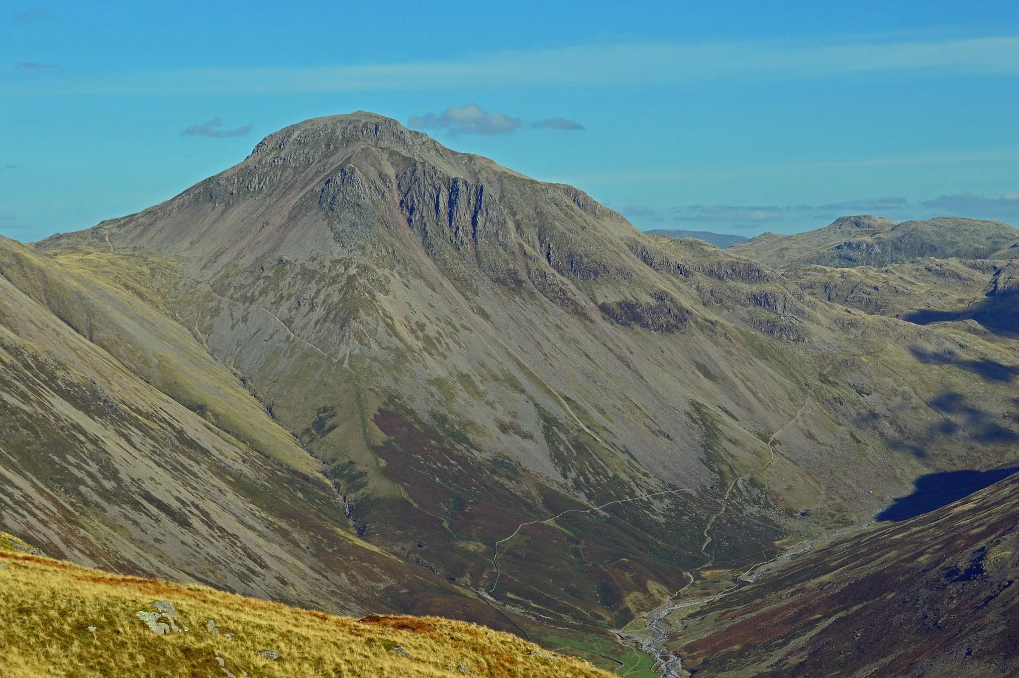 Photo showing: Overall view from Yewbarrow showing Great Gable with Beck Head col on left and and Sty Head pass on right.