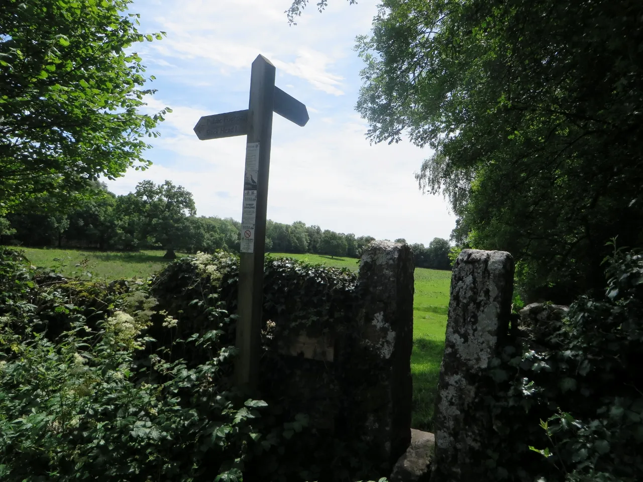 Photo showing: Stile and fingerpost