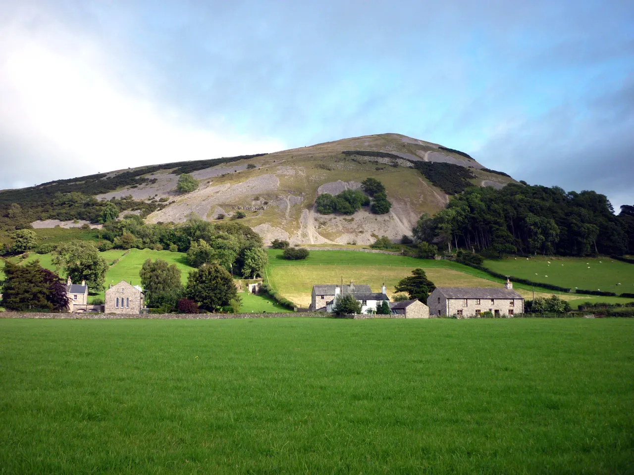 Photo showing: Farleton and the Knott