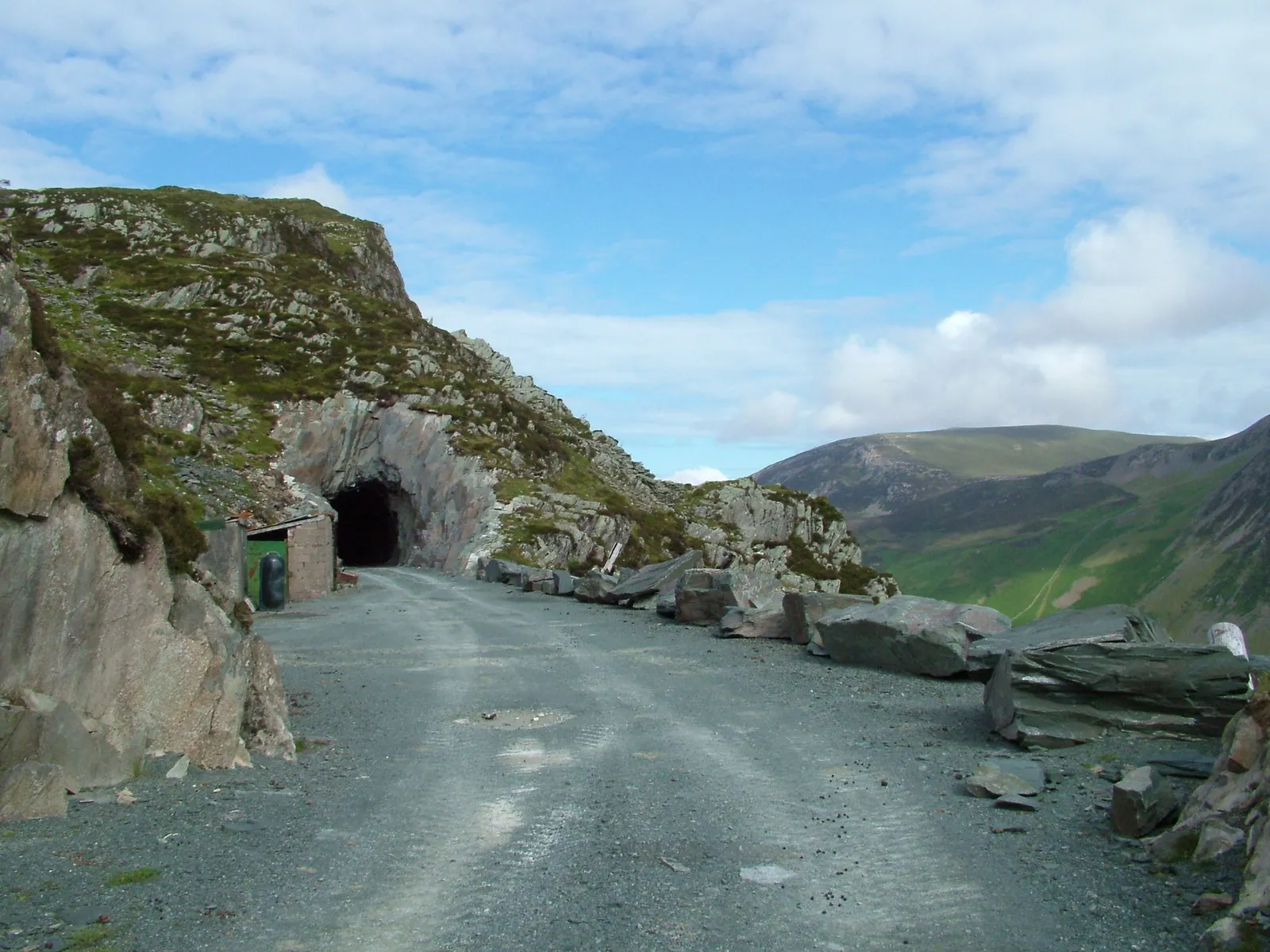 Photo showing: Entrance to one of the Honister slate mine Drifts