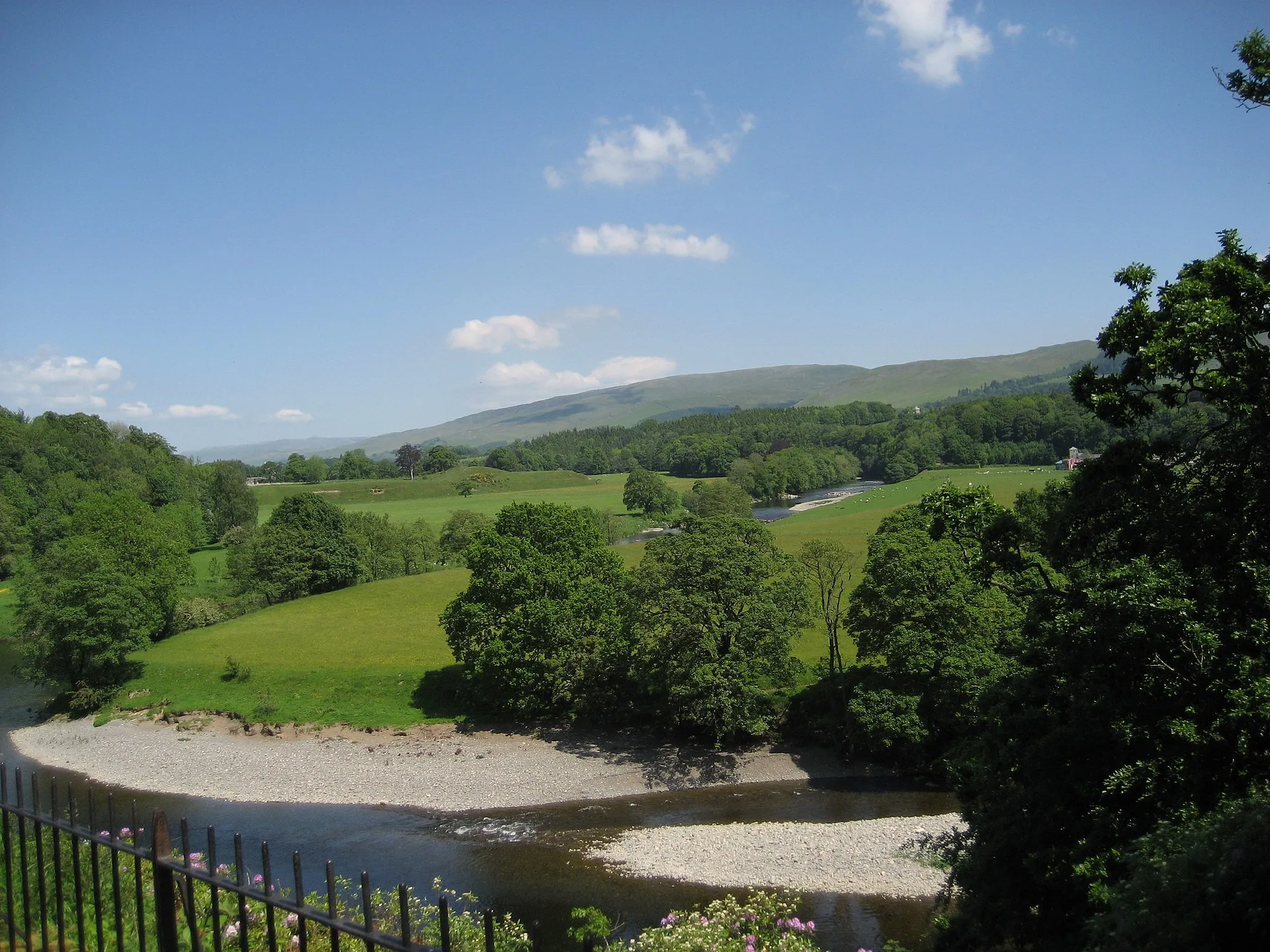 Photo showing: This view is the location known as 'Ruskin's View' in Kirkby Lonsdale, Cumbria, England.  This view was made famous by Turner who painted and made it famous.  The view was described by Ruskin as "One of the loveliest views in England' in his 'Fors Clavigera'