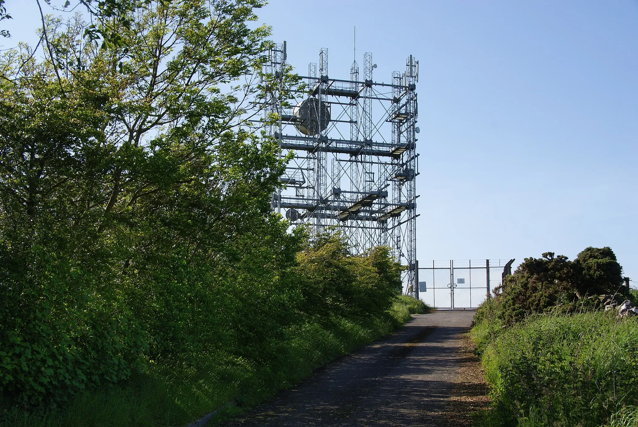 Photo showing: Lane up to the communications mast on Wharrels Hill