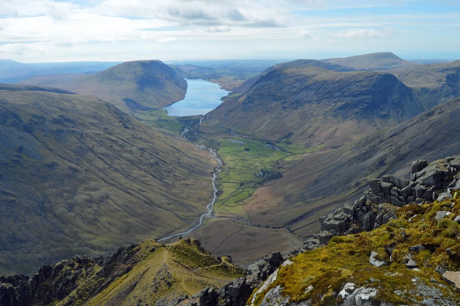 Photo showing: The view from the cairn put up by the Westmorland Brothers to the SW of the summit of Great Gable - "The finest view in the district".