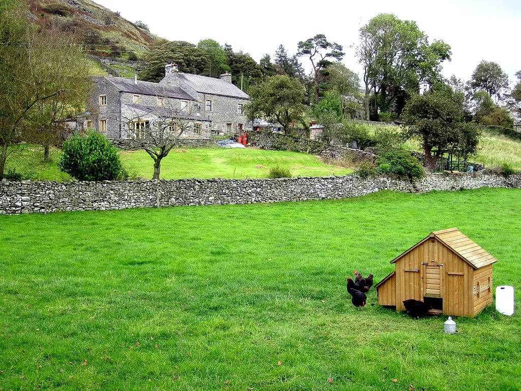 Photo showing: Hen house and Fleet House, Wharfe