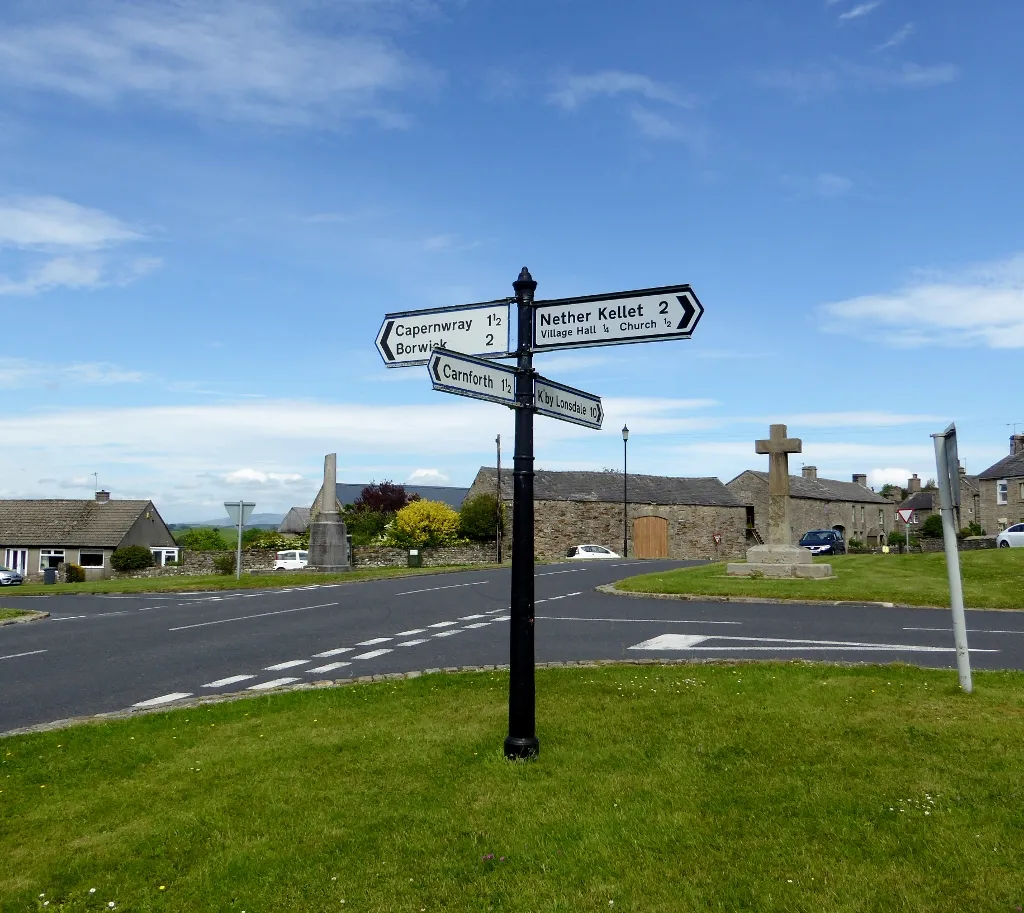 Photo showing: Crossroads, Over Kellet