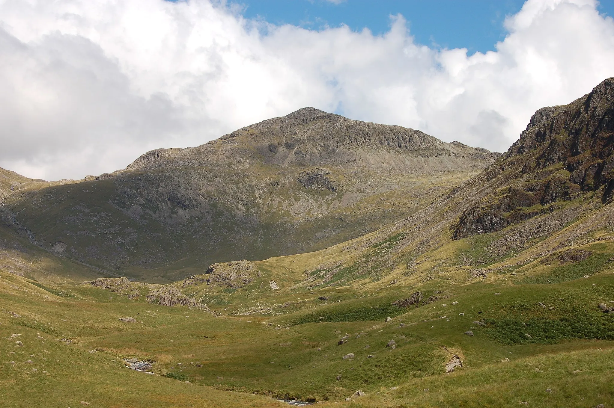 Photo showing: Description: Bowfell is a pyramid shaped mountain within the heart of the Lake District of England. View from Lingcove. Author: Alfred Gay. Source: Self Made
Date: uploaded 20th April 2007 (image taken 21st August 2006)