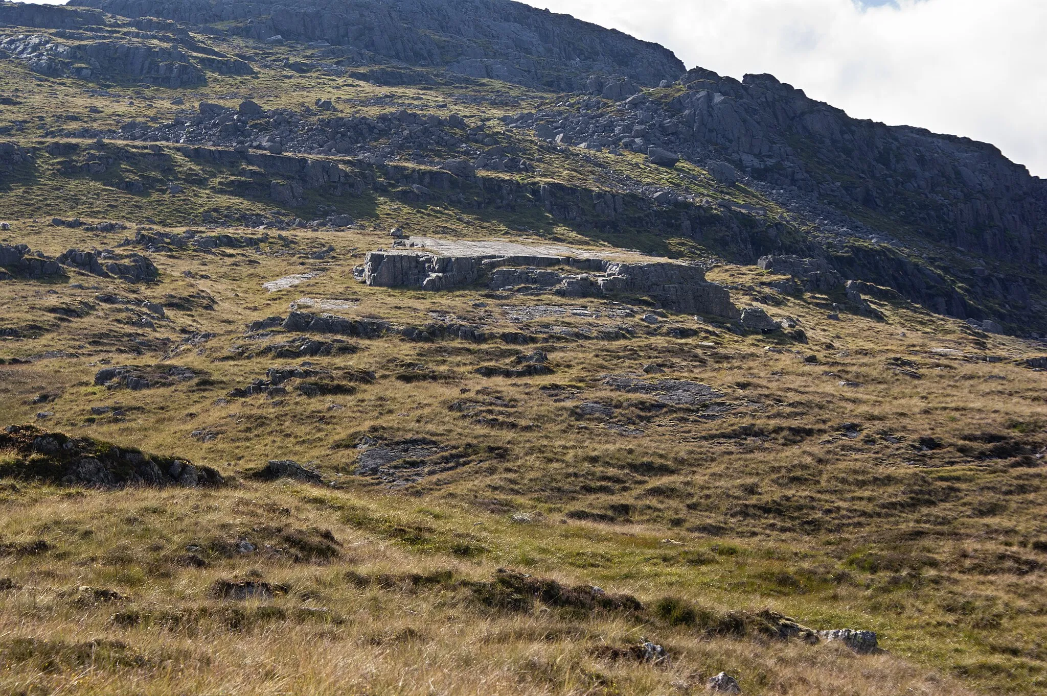 Photo showing: A young cousin of the Great Slab on Bowfell?