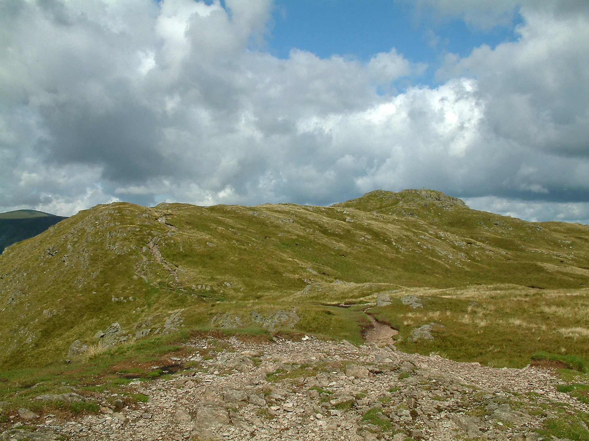 Photo showing: The summit ridge of the mountain Place Fell, located in the English Lake District, and 657m above sea level.
Photograph by Stephen Dawson, 19 August 2004