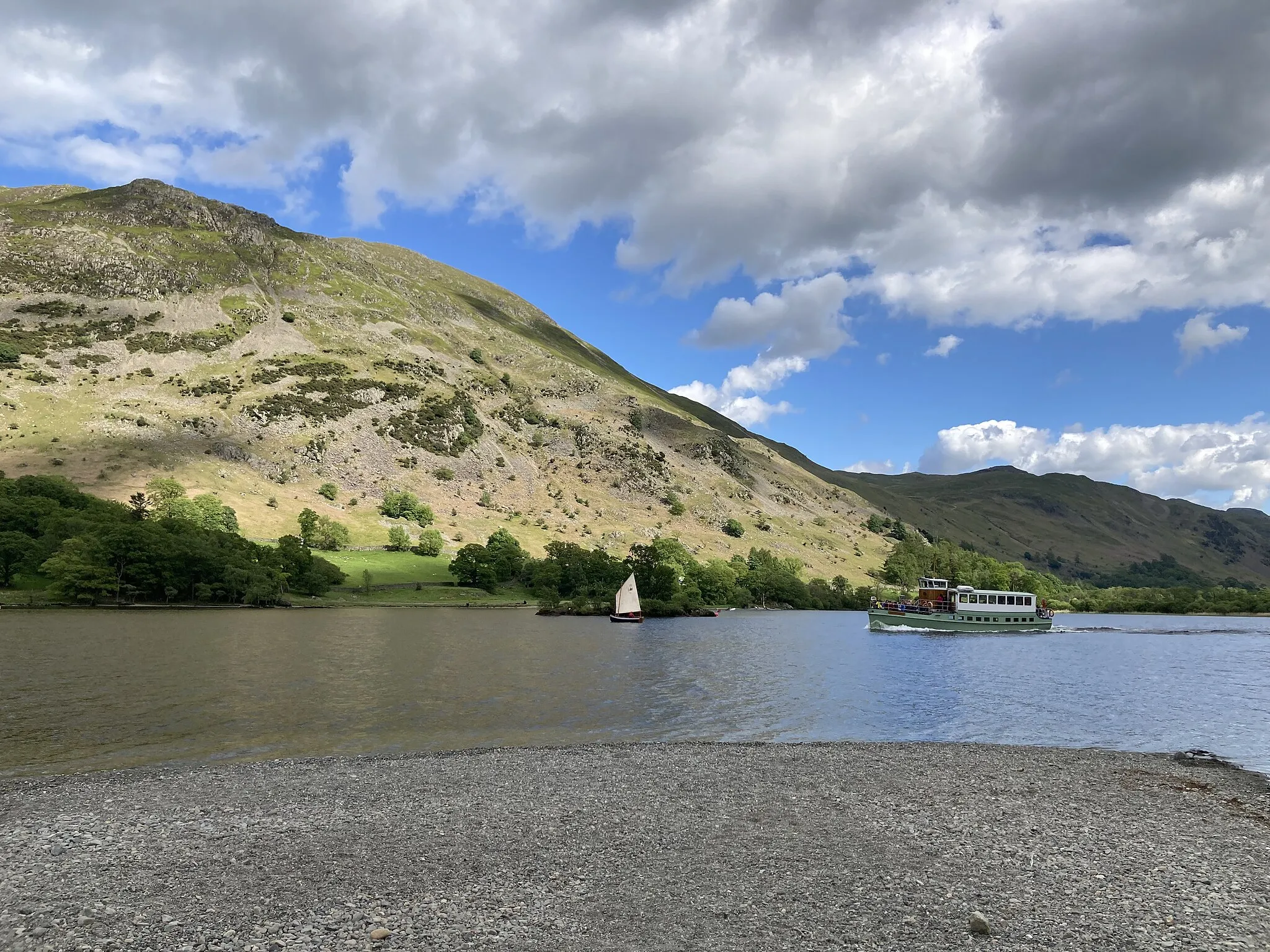 Photo showing: Place Fell is a hill in the Lake District, England. It is quite close to Ullswater. This photo was taken from the other side of the lake at Glenredding, near where the Glenridding Beck flows into the lake. A small cruise ship and small sailing boat can also be seen.