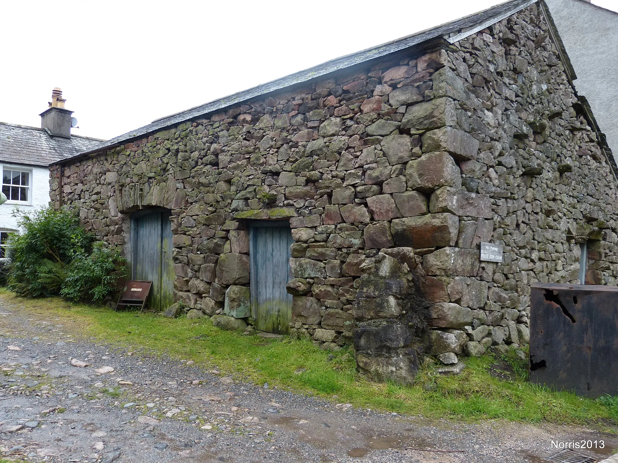Photo showing: A stone barn in Boot.