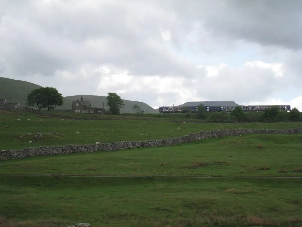 Photo showing: Train approaching Ribblehead Station