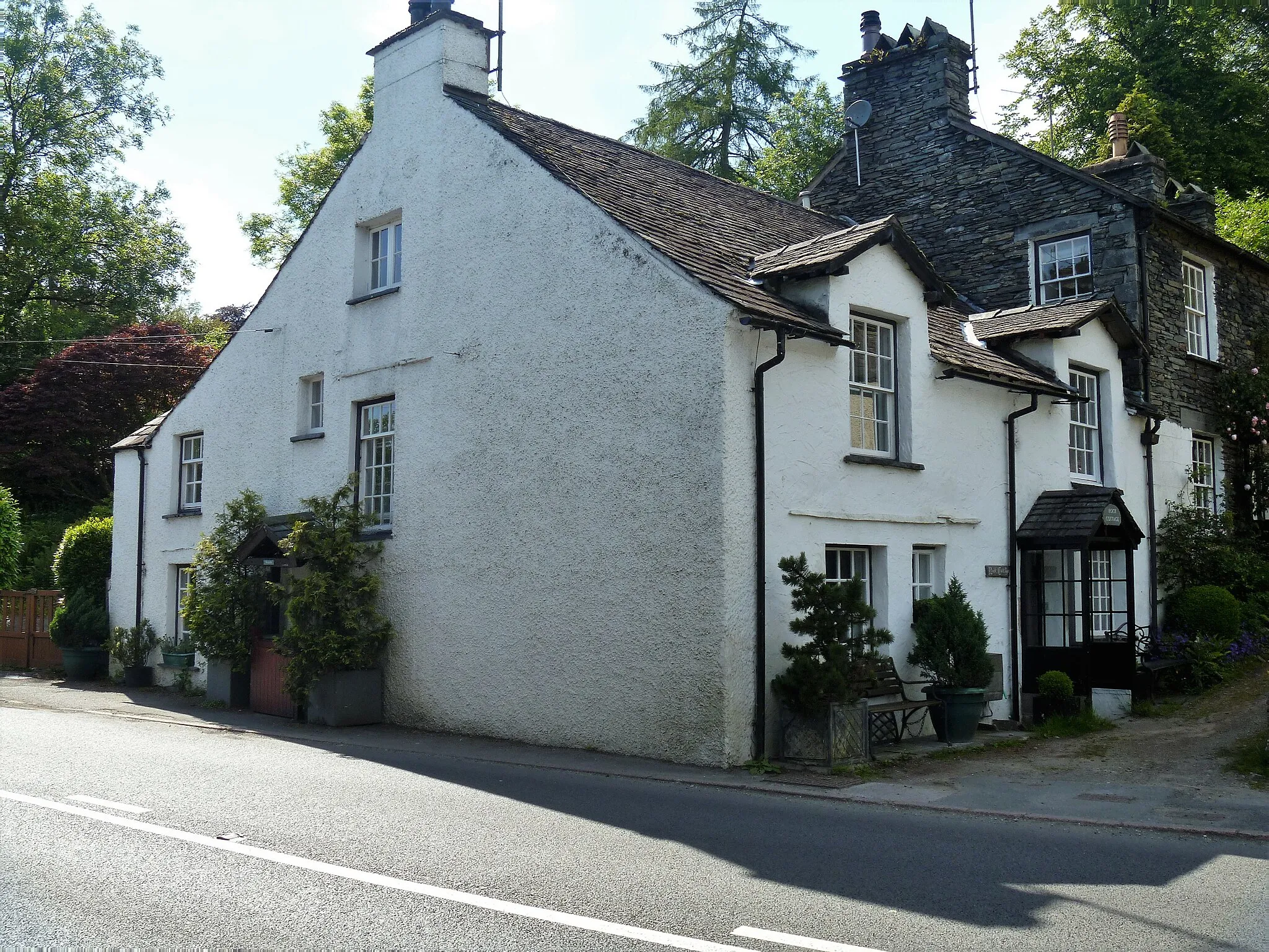 Photo showing: Clappersgate houses [1]