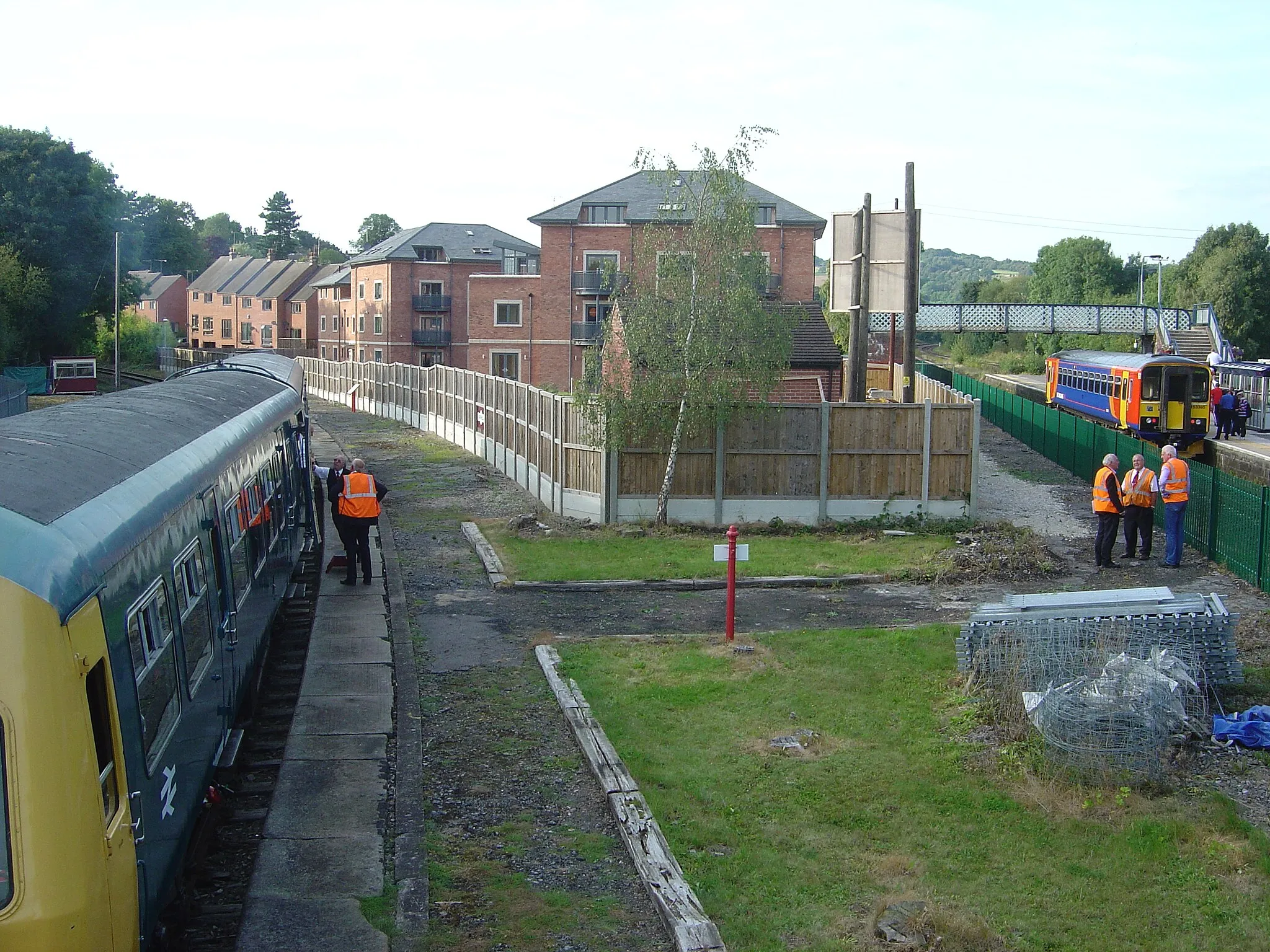 Photo showing: A view of Duffield station in 2009 showing both the mainline platforms and the branch platform for Wirksworth