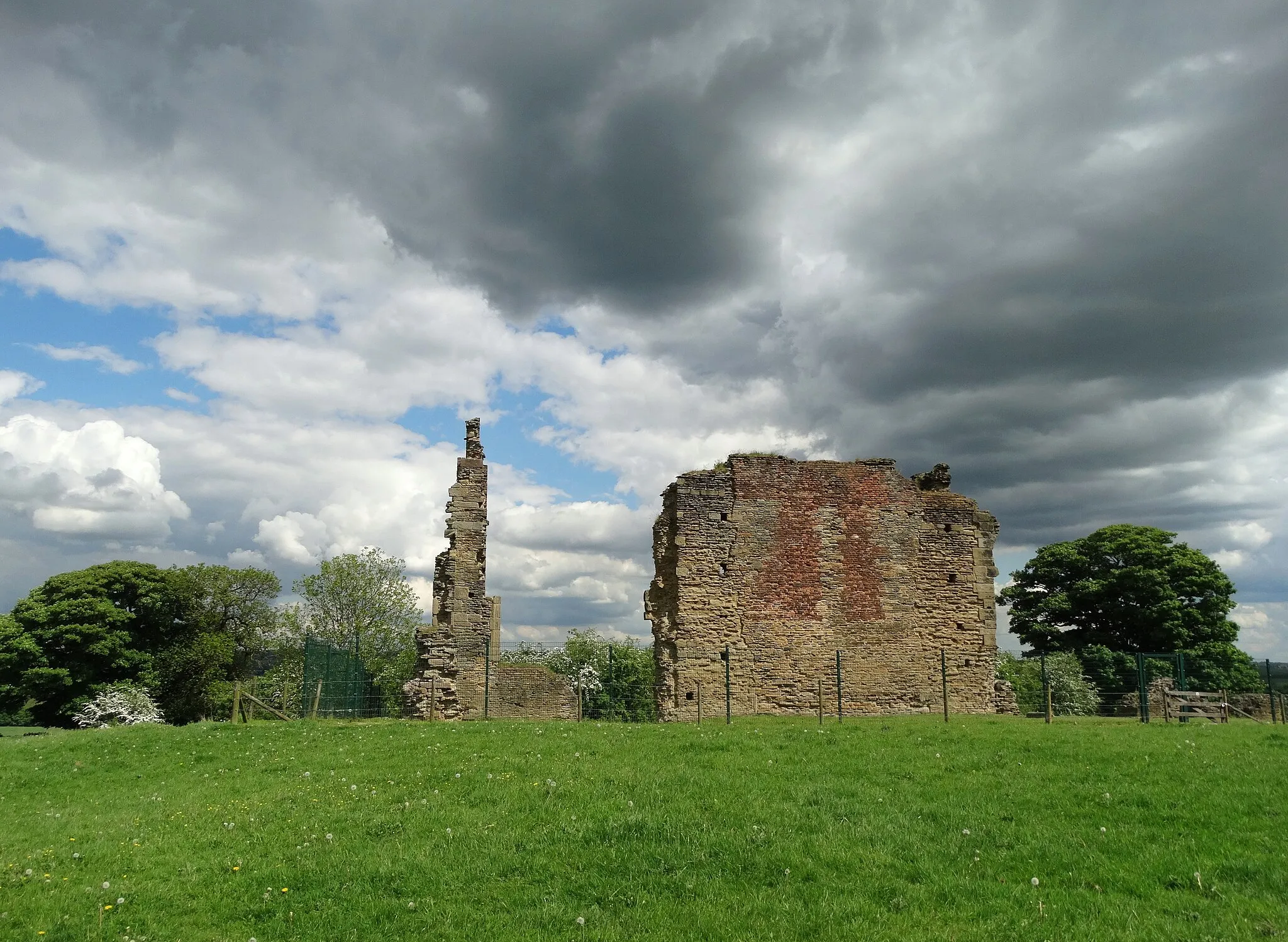 Photo showing: The ruins of Codnor Castle