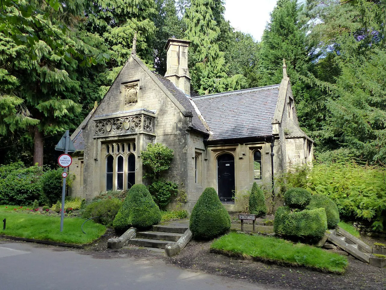 Photo showing: Photograph of the East Lodge, Newstead Abbey, Nottinghamshire, England