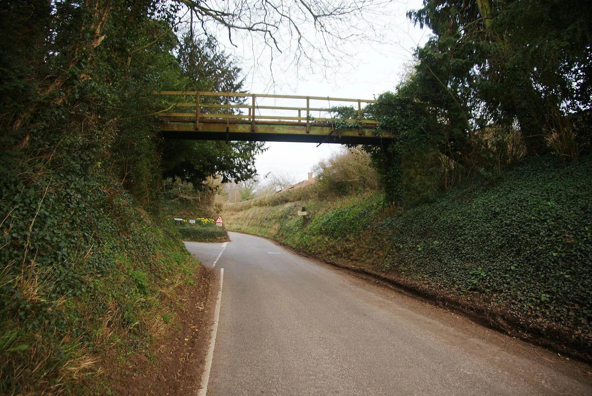 Photo showing: Footbridge over the road at Norbury