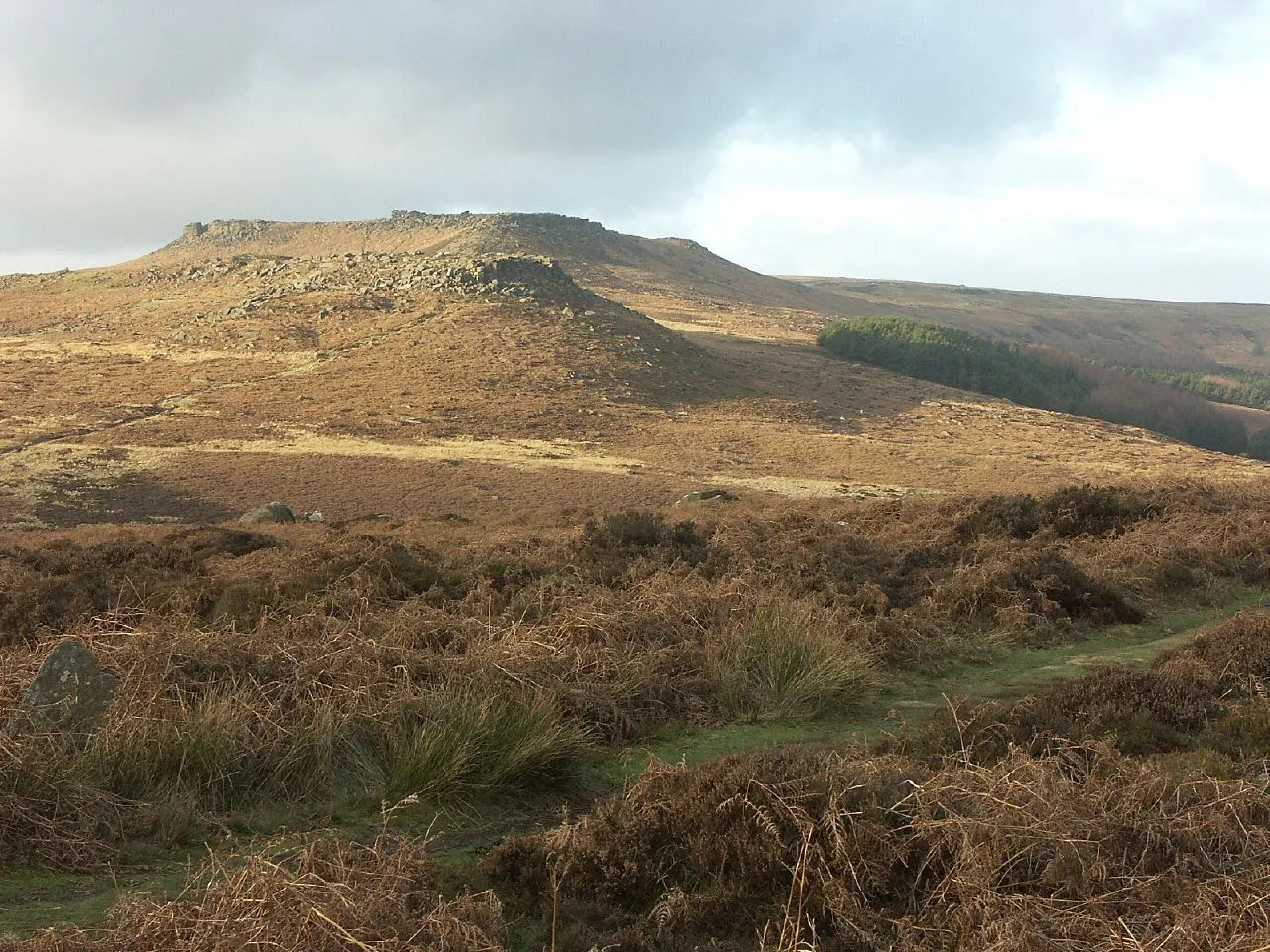 Photo showing: Carl Wark and Higger Tor. Peak District, Sheffield, England. Carl Werk and Higger Tor