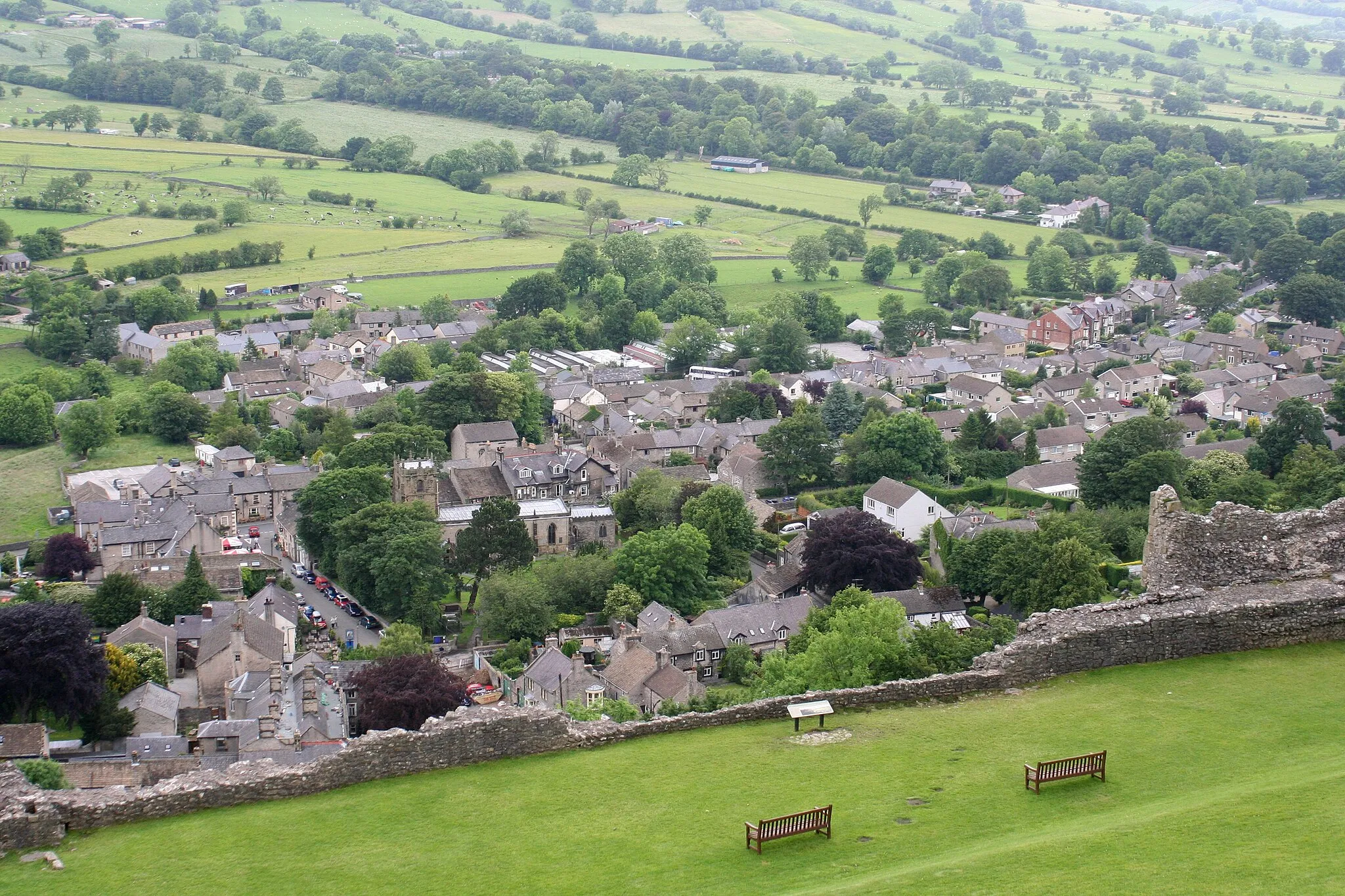 Photo showing: Castleton, Derbyshire, England, viewed from the keep of Peveril Castle.